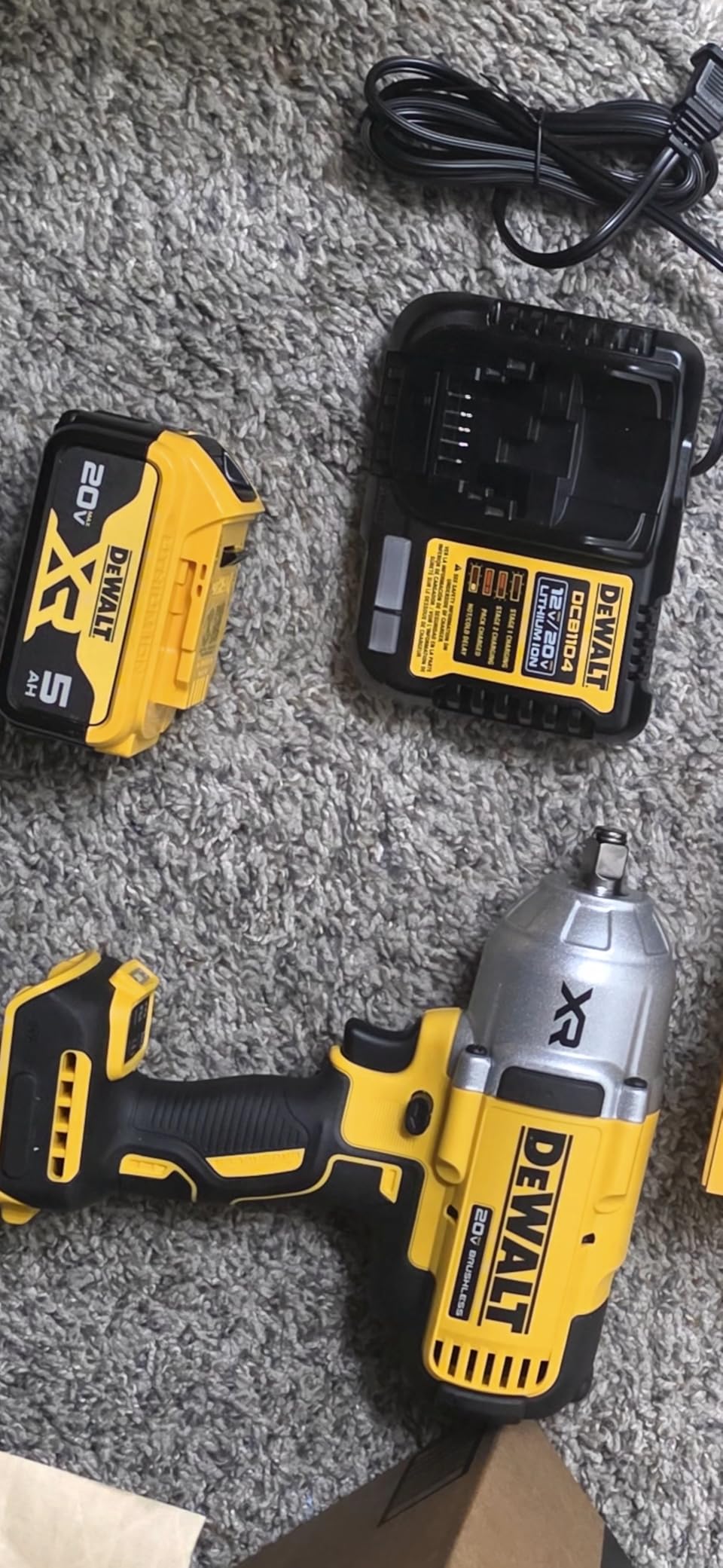 DEWALT 20V MAX Cordless Impact Wrench with Hog Ring Anvil, Brushless High Torque 1/2 Impact Gun, 4-Mode Speed, Includes Battery, Charger and Kit Bag (DCF900P1) customer photo 1