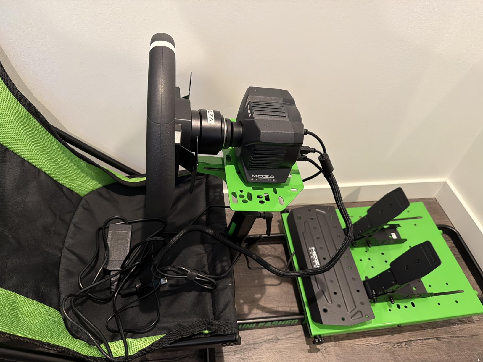 MOZA R3 Racing Wheel and Pedals Bundle for PC, 3.9Nm Direct Drive WheelBase,11-inch ES Lite Steering Wheel,Pedals and Desk Clamp High-Performance Game Racing Simulator for PC User customer photo 1