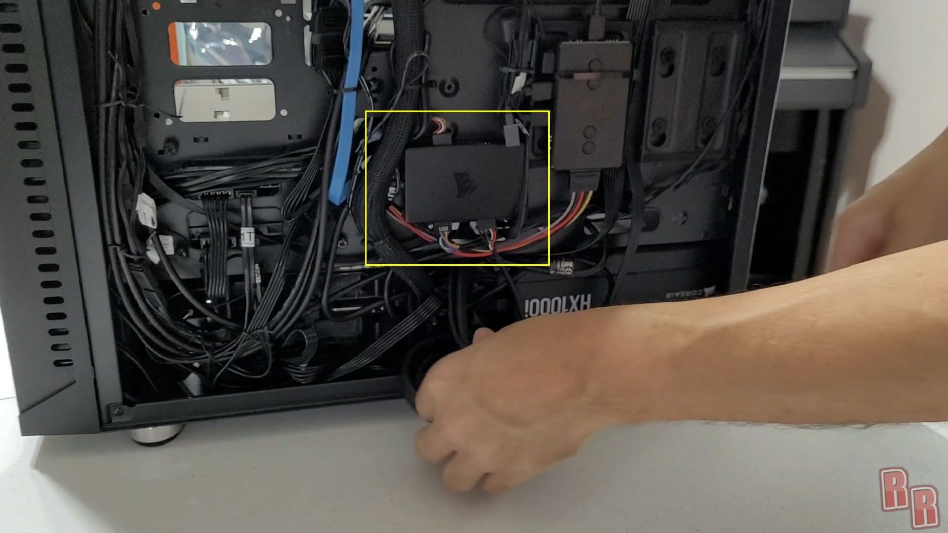 Corsair Internal 4-Port USB 2.0 Hub - 4X 9-Pin USB 2.0 Ports - Easy Magnetic Installation - Compatible with Most Intel and AMD Motherboards - Black customer photo 1