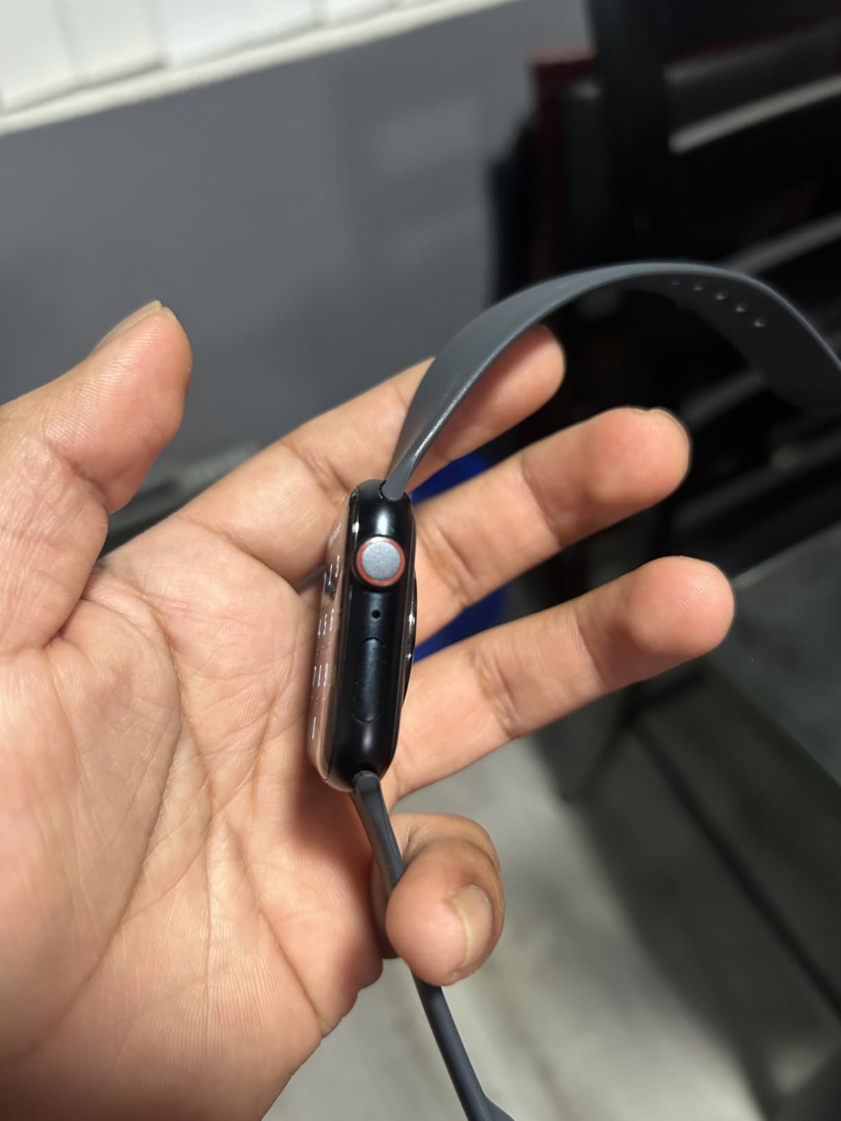 Apple Watch SE (2nd Gen) (GPS + Cellular, 44mm) - Midnight Aluminum Case with Midnight Sport Band, M/L (Renewed) customer photo 2