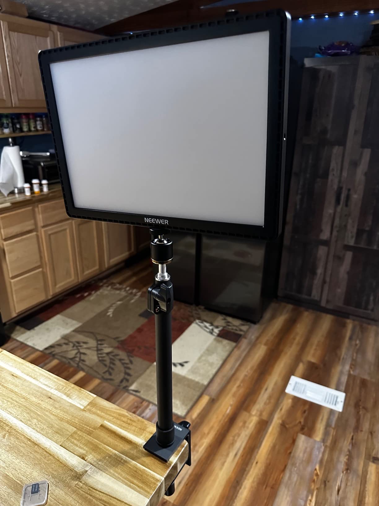 NEEWER 15.5 inch LED Streaming Key Light, Clamp on Desk Panel Video Lighting for Gaming Recording Zoom Call, CRI97+, 2.4G PC/Mac iOS/Android APP Control, Compatible with Elgato Stream Deck, GL1 PRO Black customer photo 1