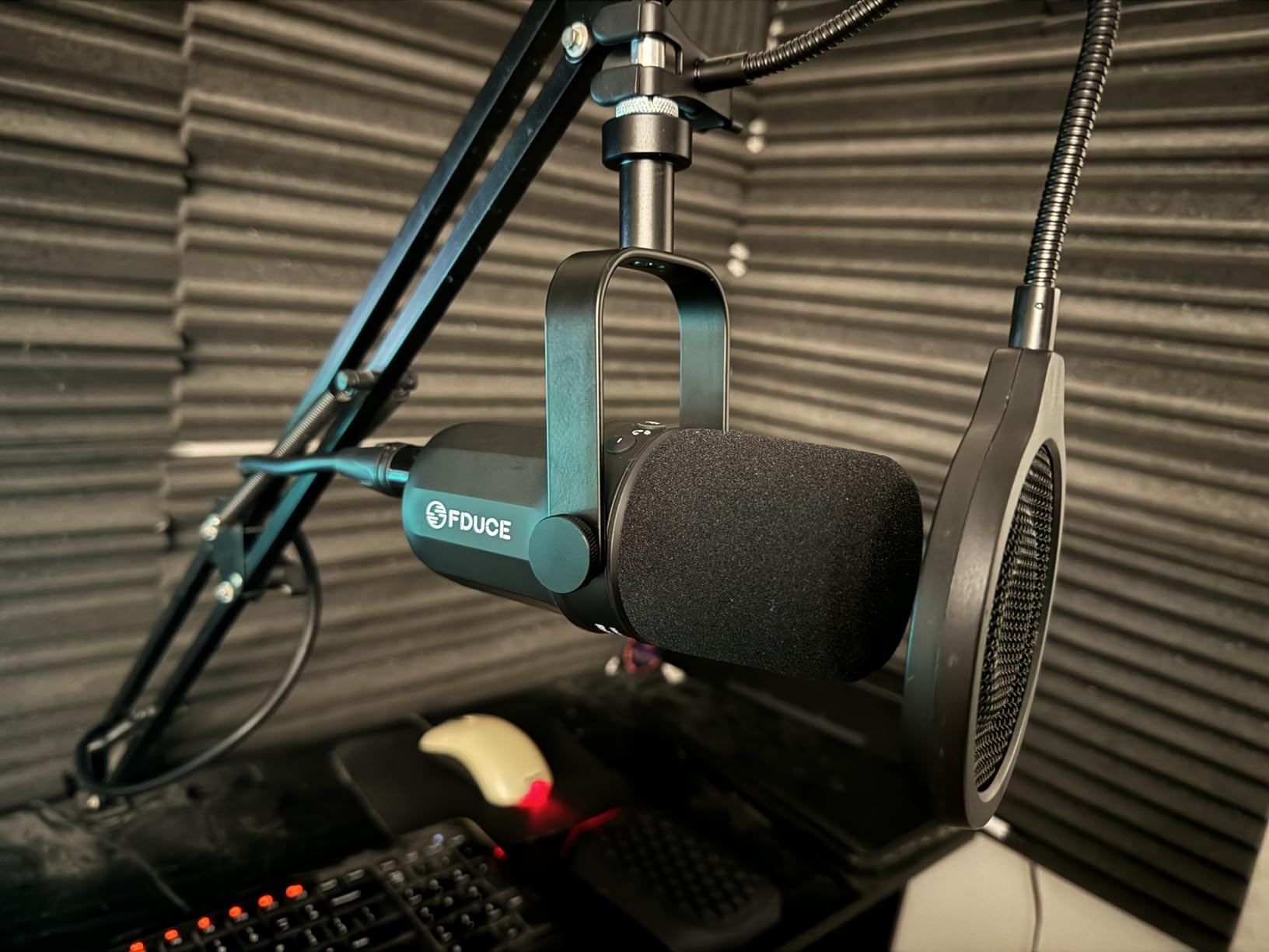 FDUCE XLR Dynamic Microphone for Vocal Recording, Podcasting, Gaming, Live Streaming&Broadcasting, All Metal Cardioid Mic, Voice-Isolating Technology SL40X customer photo 2