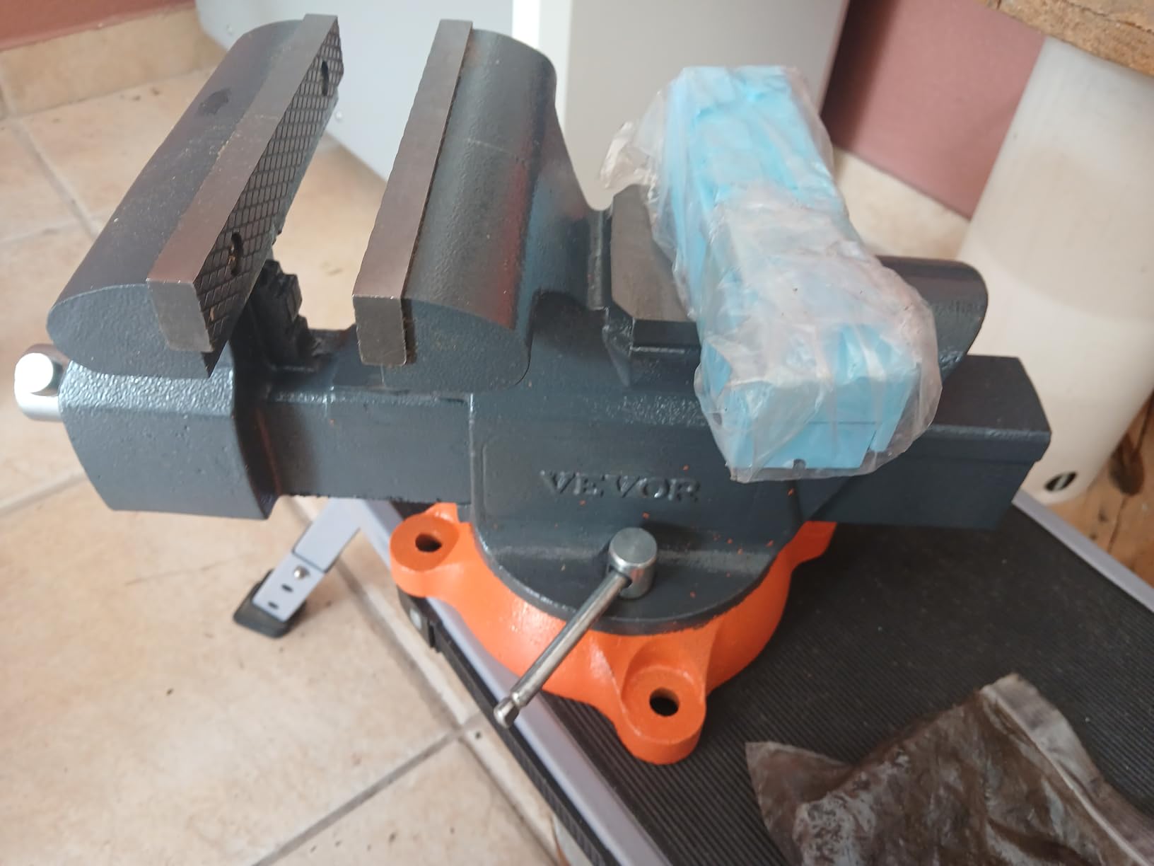 VEVOR Bench Vise, 6-inch Jaw Width 5.9-inch Jaw Opening, 360-Degree Swivel Locking Base Multipurpose Vise w/Anvil, Heavy Duty Ductile Iron Workbench Vise w/Bolts & Nuts, for Drilling, Pipe Cutting customer photo 1