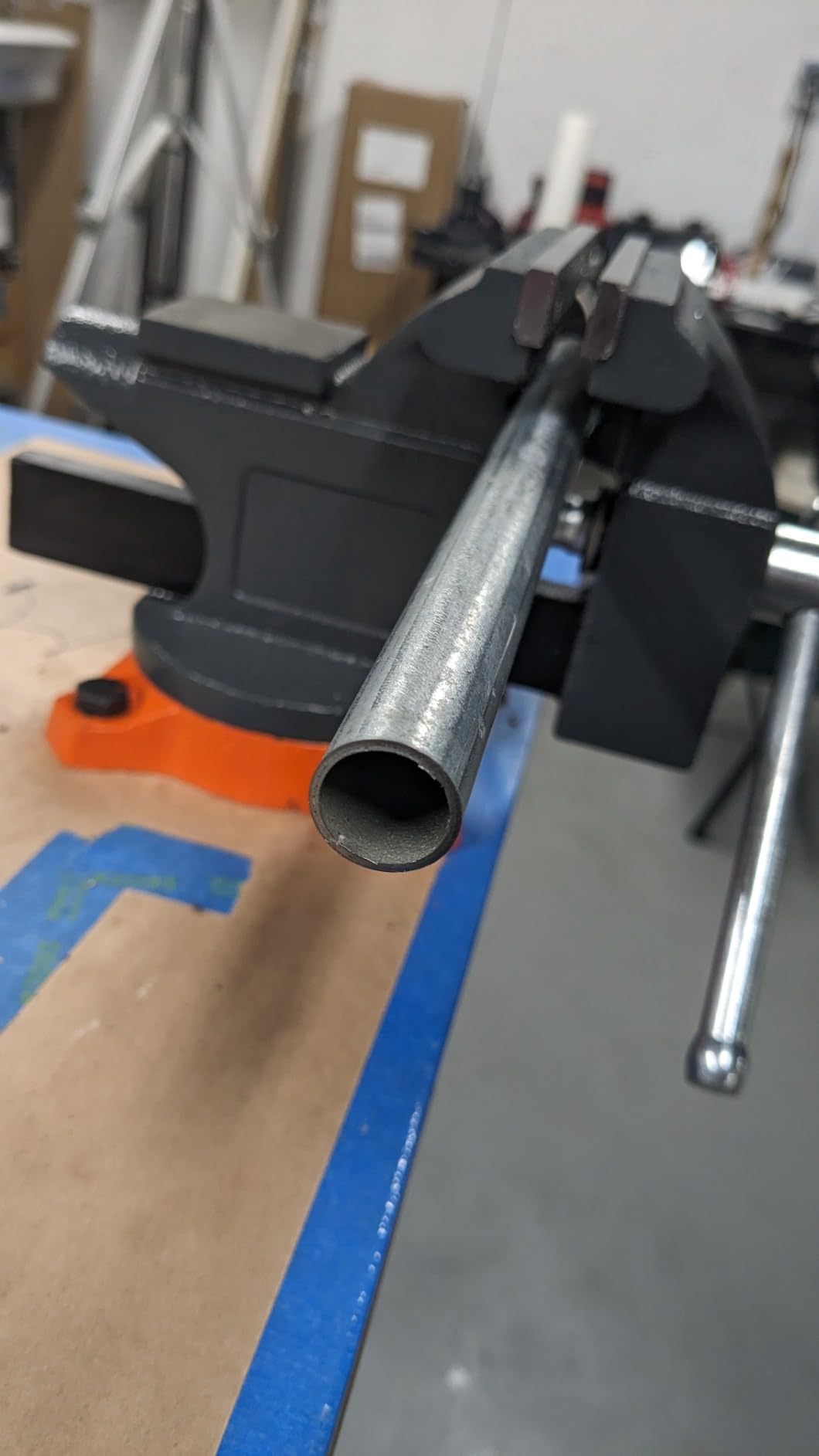 VEVOR Bench Vise, 6-inch Jaw Width 5.9-inch Jaw Opening, 360-Degree Swivel Locking Base Multipurpose Vise w/Anvil, Heavy Duty Ductile Iron Workbench Vise w/Bolts & Nuts, for Drilling, Pipe Cutting customer photo 2