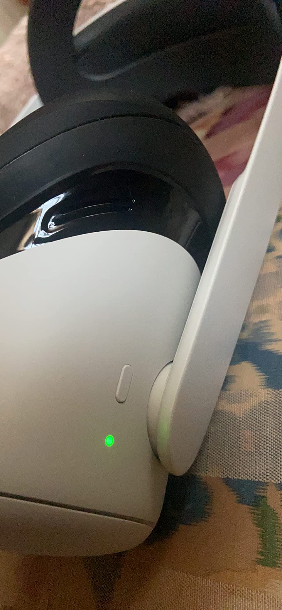 Razer VR Facial Interface for Meta Quest 2: Ultra-Thin Texture - Universal Silicone Cushion w/ Cooling Vents - Light-Blocking Design - Long Lasting Support and Comfort - Contoured 3D Profile customer photo 2