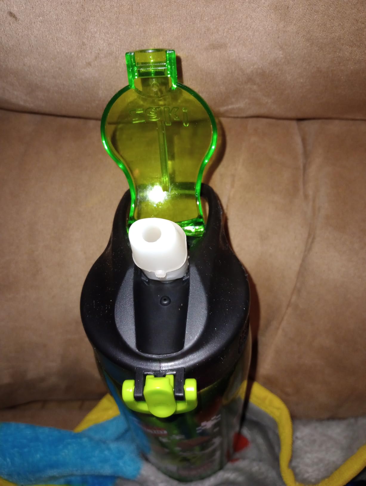 Zak Designs Minecraft Water Bottle for Travel and At Home, 19 oz Vacuum Insulated Stainless Steel with Locking Spout Cover, Built-In Carrying Loop, Leak-Proof Design (Creeper) customer photo 2