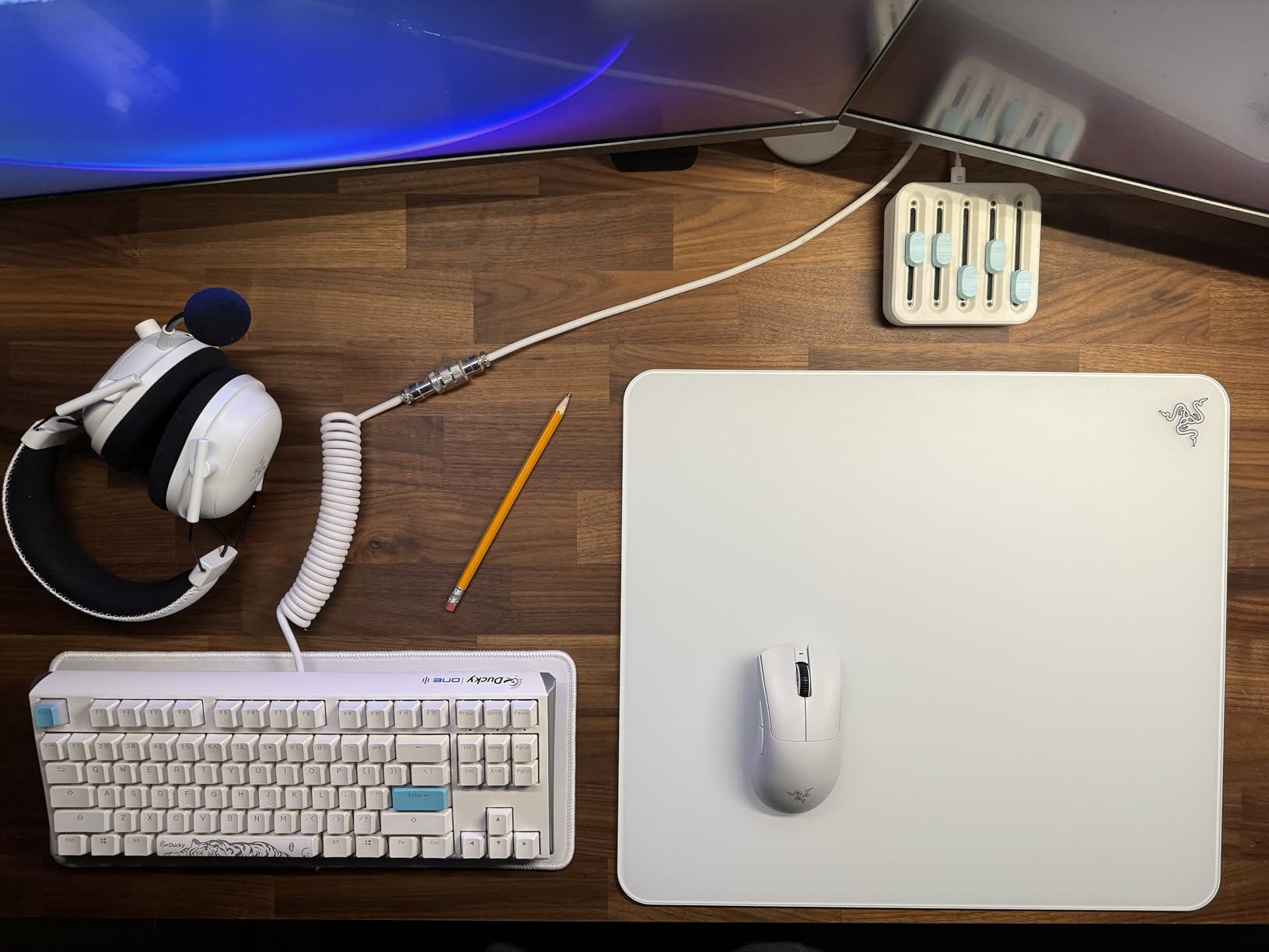 Razer Atlas Tempered Glass Gaming Mouse Mat: Ultra-Smooth Micro-Etched Surface - Dirt and Scratch-Resistant - Anti-Slip Base - Quiet Mouse Movements - Black customer photo 1