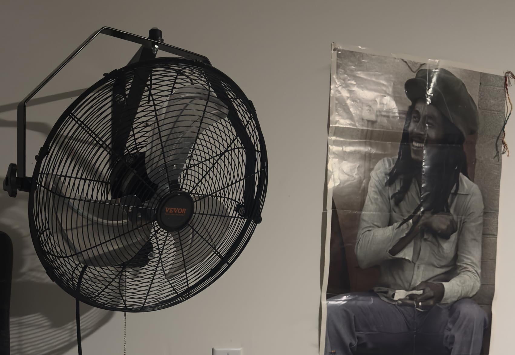 VEVOR 30 Inch Wall-Mount Misting Fan, 3-speed IP44 Waterproof Oscillating, Max. 9500 CFM Wall Mounted Fan for Outdoor, Commercial, Residential, Greenhouse, Workshop, Patio, Black, ETL Listed customer photo 1