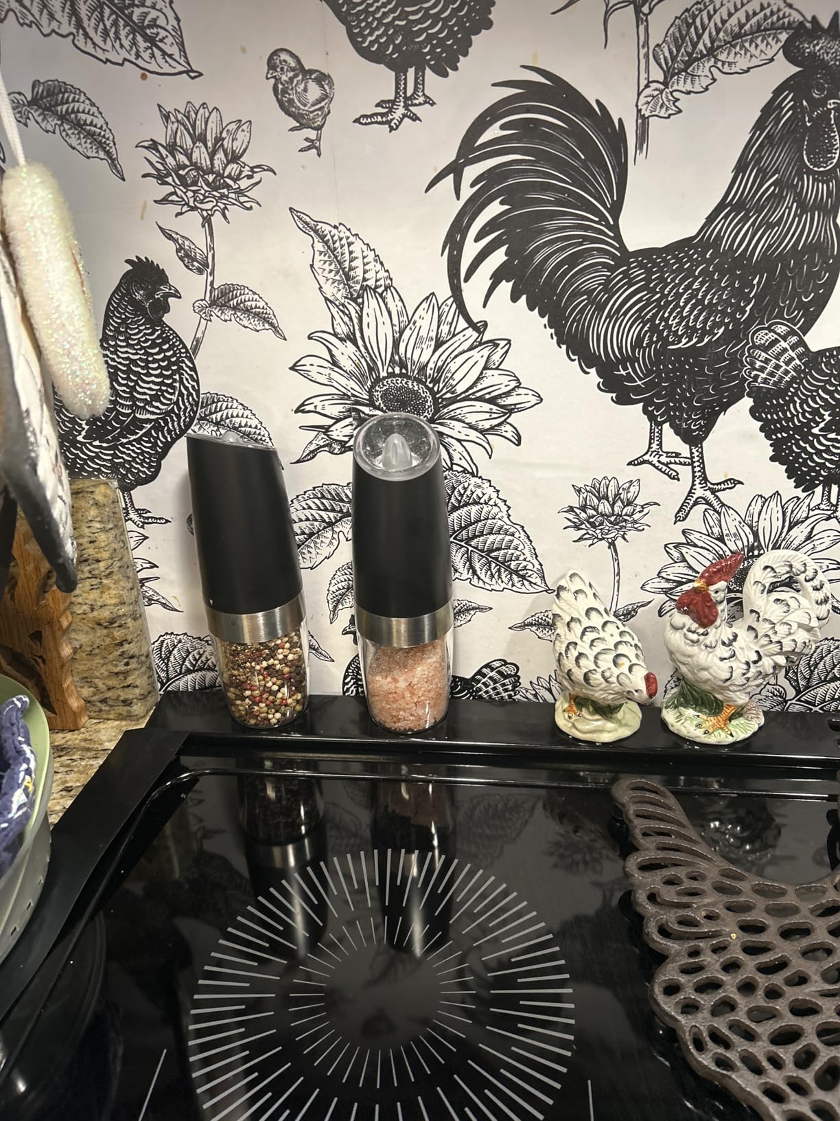 Sangcon Gravity Electric Salt and Pepper Grinder Set Automatic Shakers Mill Grinder with LED Light, BATTERY POWERED Adjustable Coarseness One Hand Operation, Upgraded Larger Capacity customer photo 1