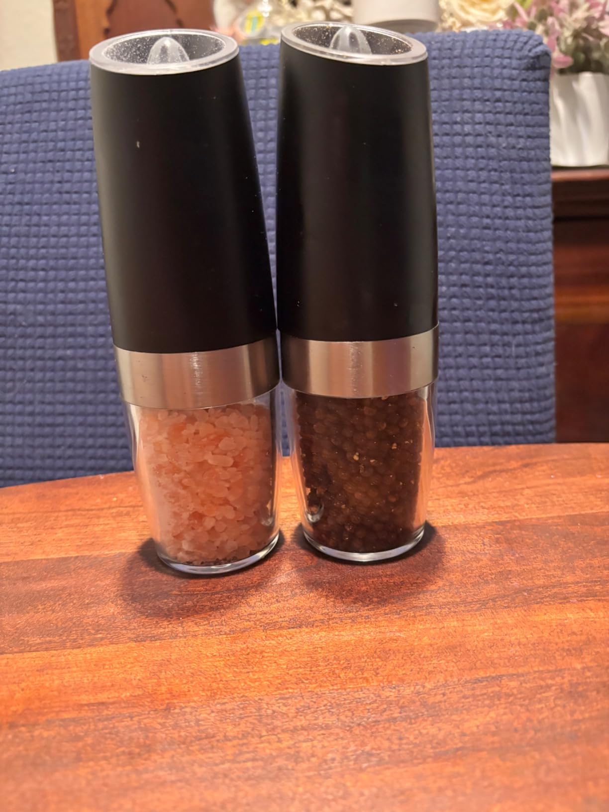 Sangcon Gravity Electric Salt and Pepper Grinder Set Automatic Shakers Mill Grinder with LED Light, BATTERY POWERED Adjustable Coarseness One Hand Operation, Upgraded Larger Capacity customer photo 2