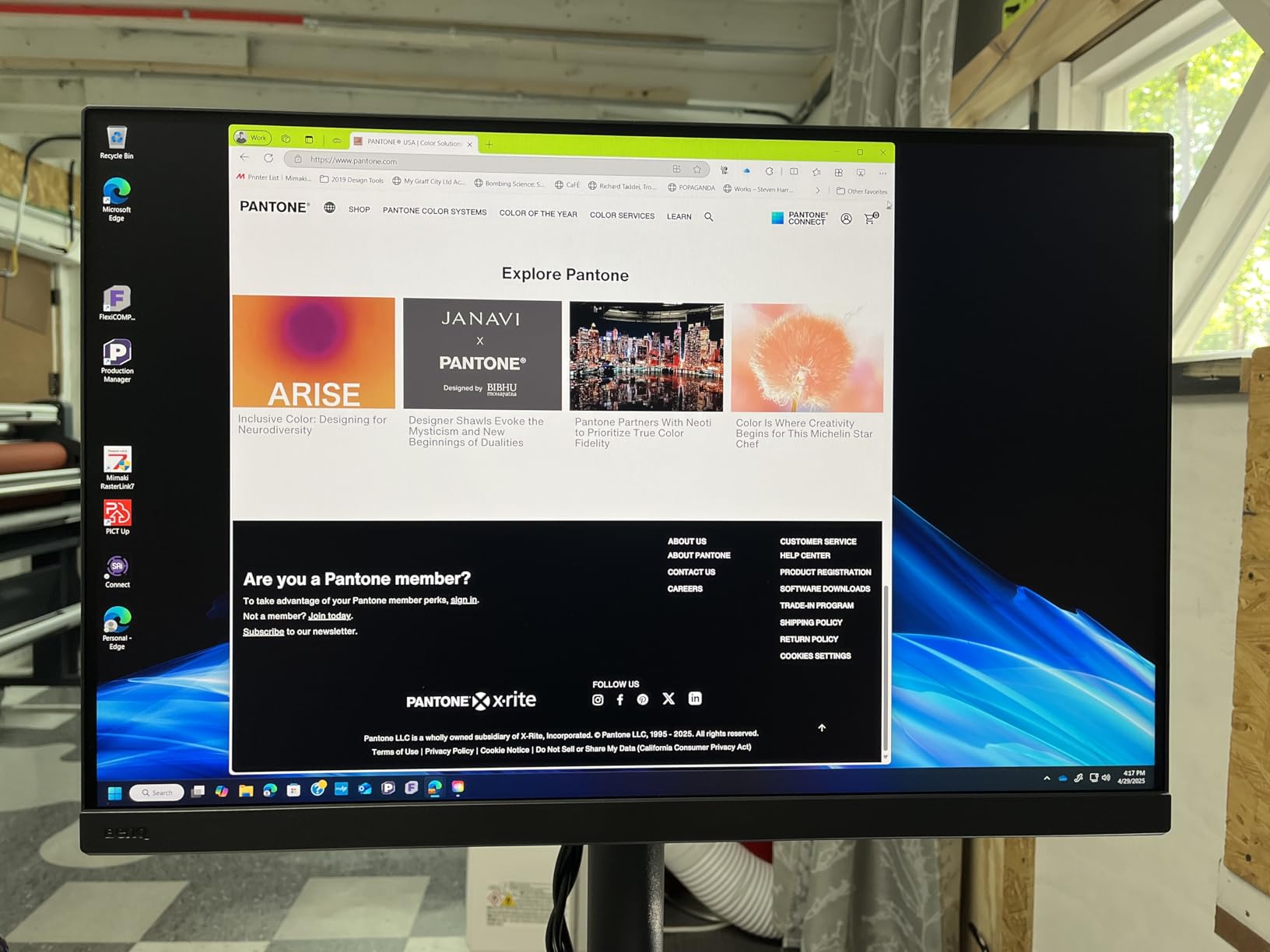 BenQ SW272U 27-inch 4K 90W USB-C Photographer Monitor, 99% Adobe RGB/DCI-P3/Display P3, Nano Matte Panel with TUV Anti-Reflection Certification, 1.07 Billion Colors, 16 bit 3D LUT, HDR customer photo 1