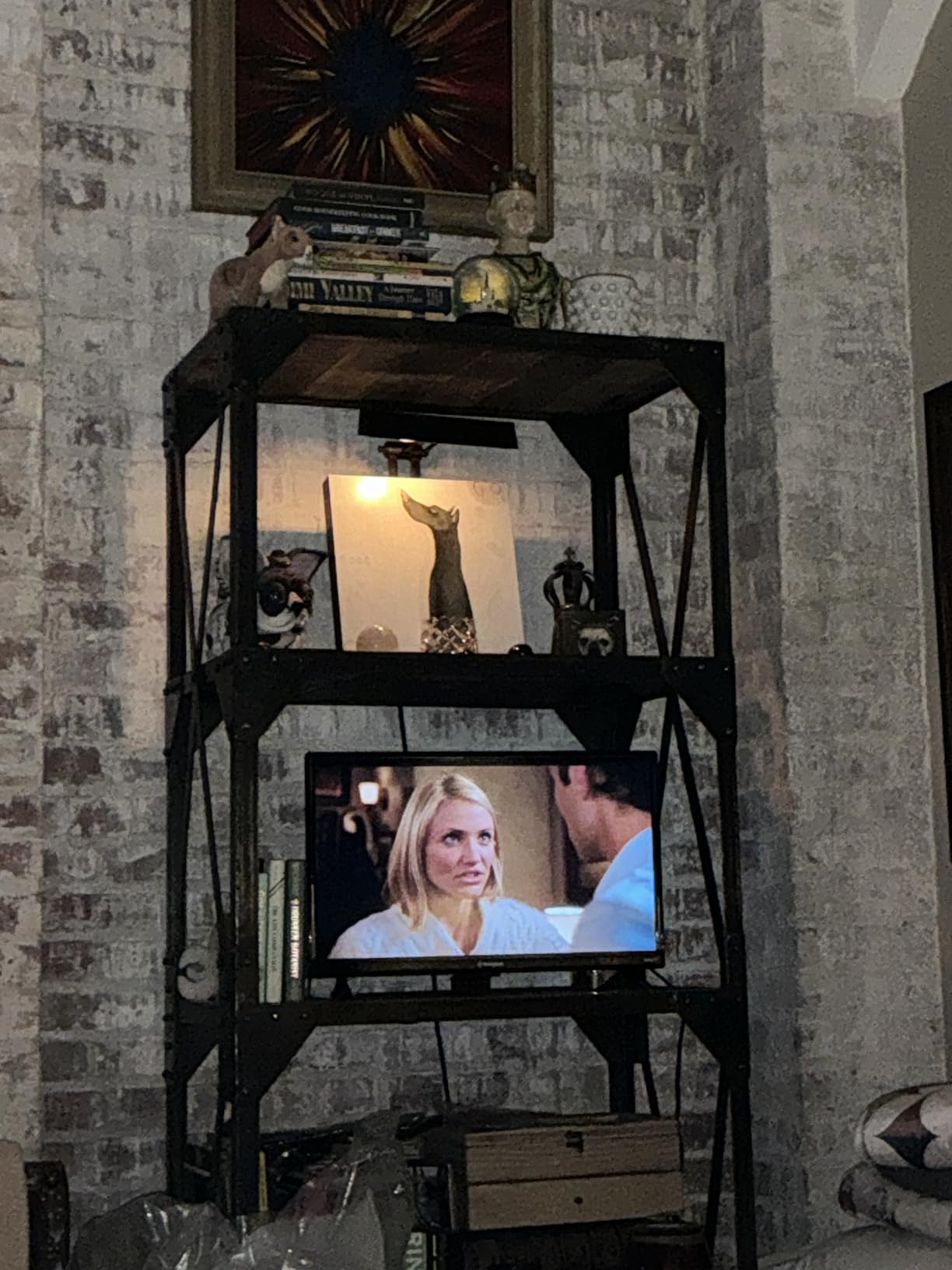 Roku TV - 32 Inch Smart TV, HD Television with Wi-Fi Connectivity and Mobile App, Flat Screen, Bluetooth, Compatible with Apple AirPlay, Alexa and Google Assistant customer photo 1