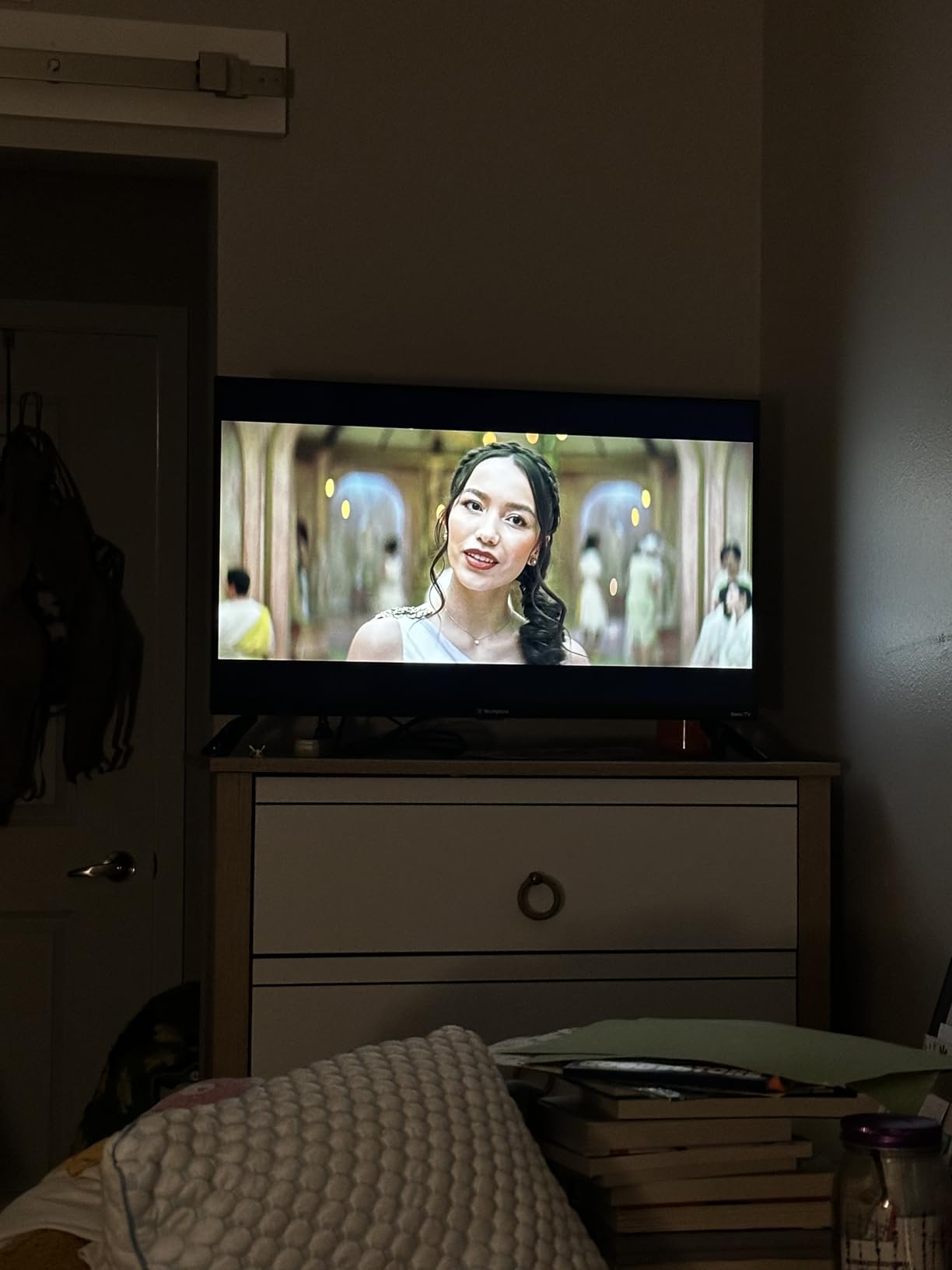 Roku TV - 32 Inch Smart TV, HD Television with Wi-Fi Connectivity and Mobile App, Flat Screen, Bluetooth, Compatible with Apple AirPlay, Alexa and Google Assistant customer photo 2