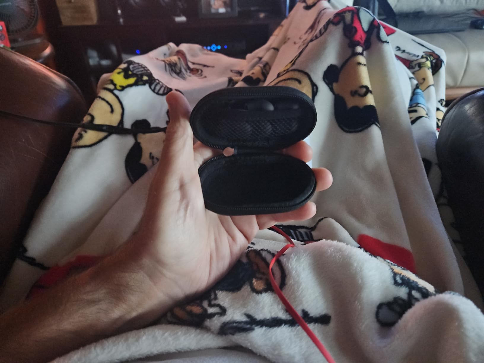 HyperX Cloud Earbuds II - 14mm Drivers, Four Eartips, Hard-Shell Carrying Case, Low-Profile 90° Plug, 3.5mm Plug, Built-in Microphone, Multi-Function Button, PC, Mobile, Nintendo Switch - Red customer photo 2