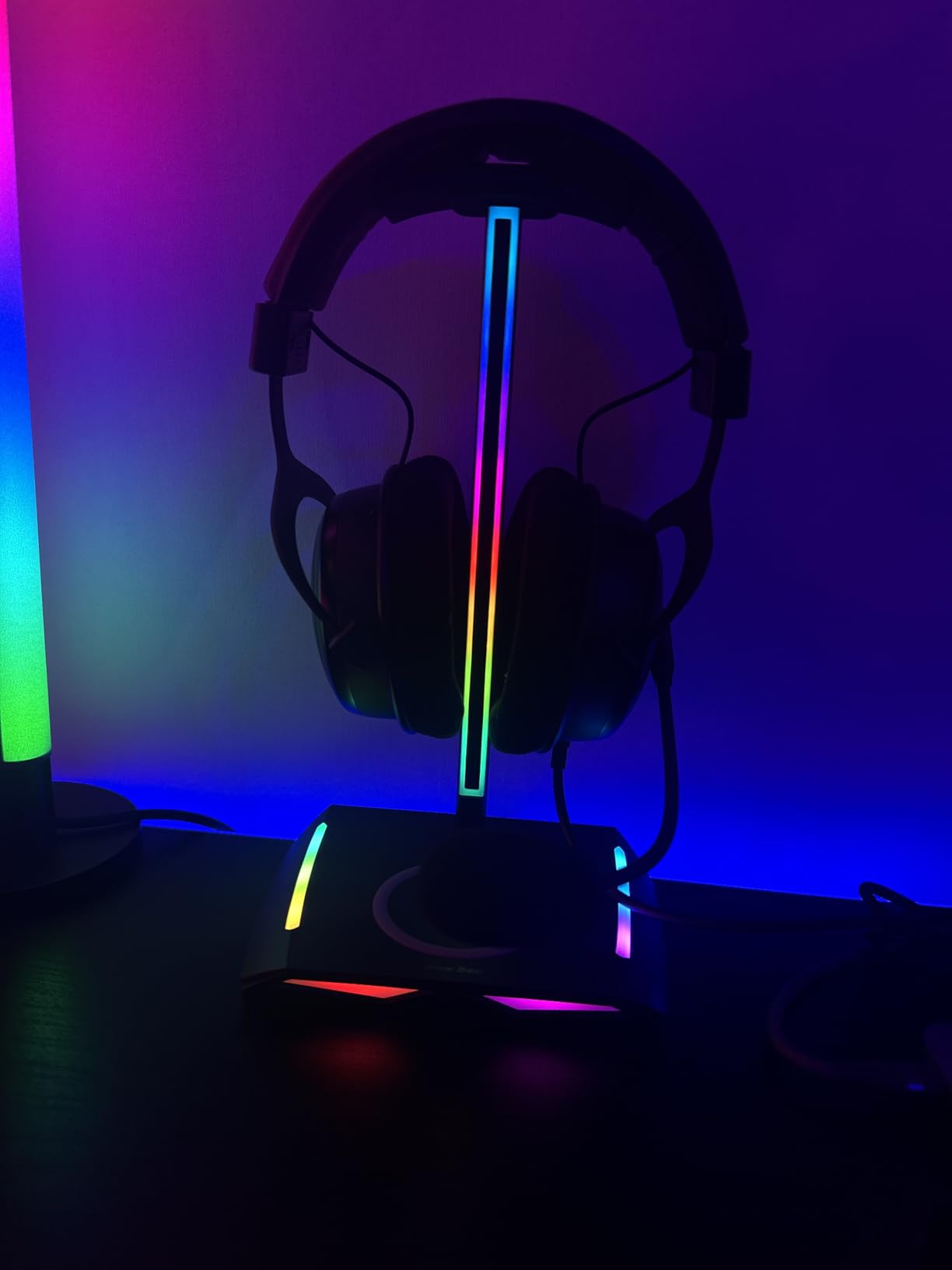 New Bee RGB Headphone Stand with 2 USB-C & 1 USB Charging Ports, Desk Gaming Headset Holder with 7 Light Modes and Non-Slip Rubber Base Suitable for All Earphone Accessories customer photo 1