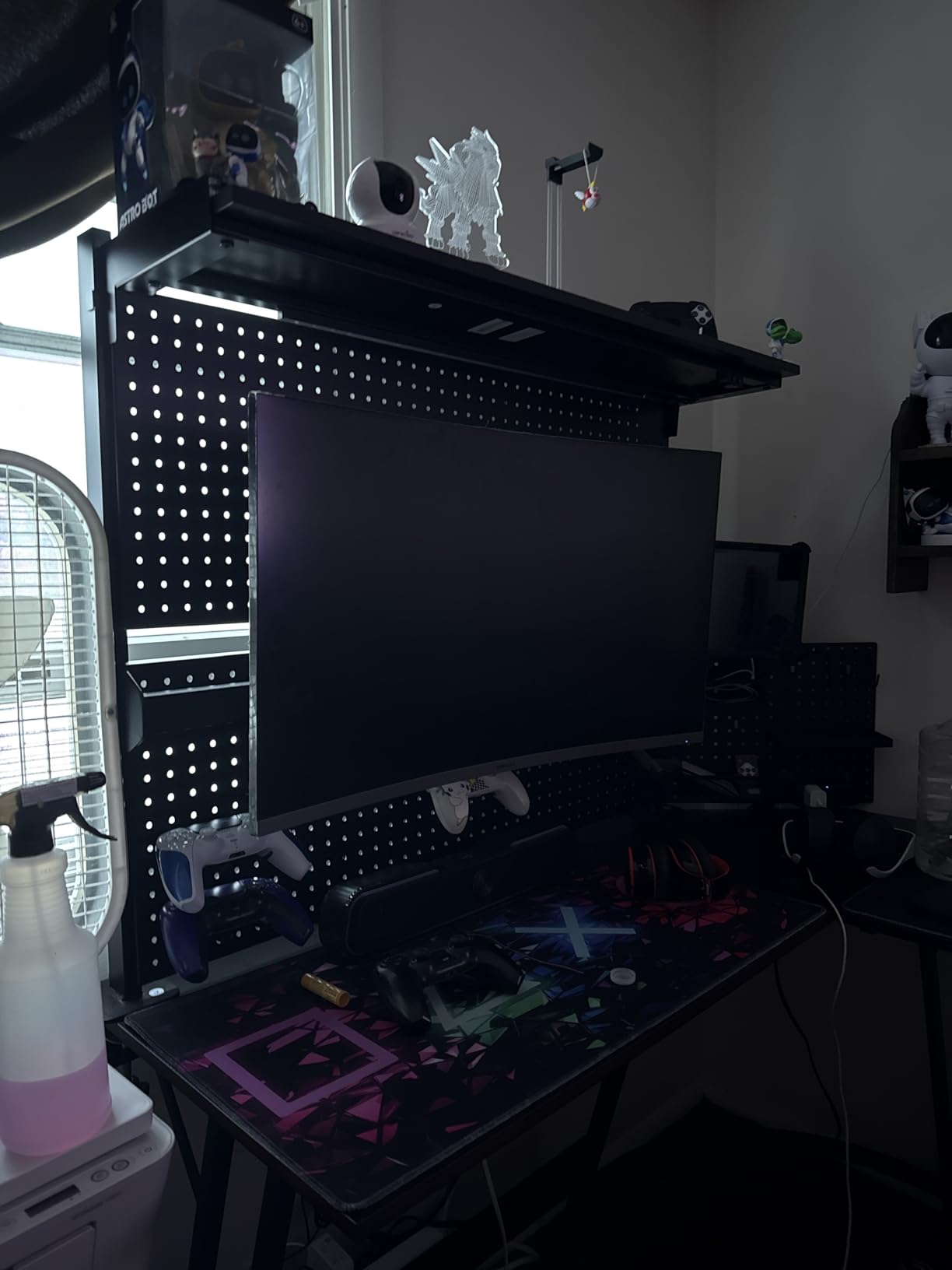 EUREKA ERGONOMIC Pegboard with Dual Monitor Stand,Steel Pegboard for Desk,Computer Accessories for Office, Privacy Panel for Gaming Desk, 4 Accessories Modular Hanging,43 x 34inch, Black customer photo 1