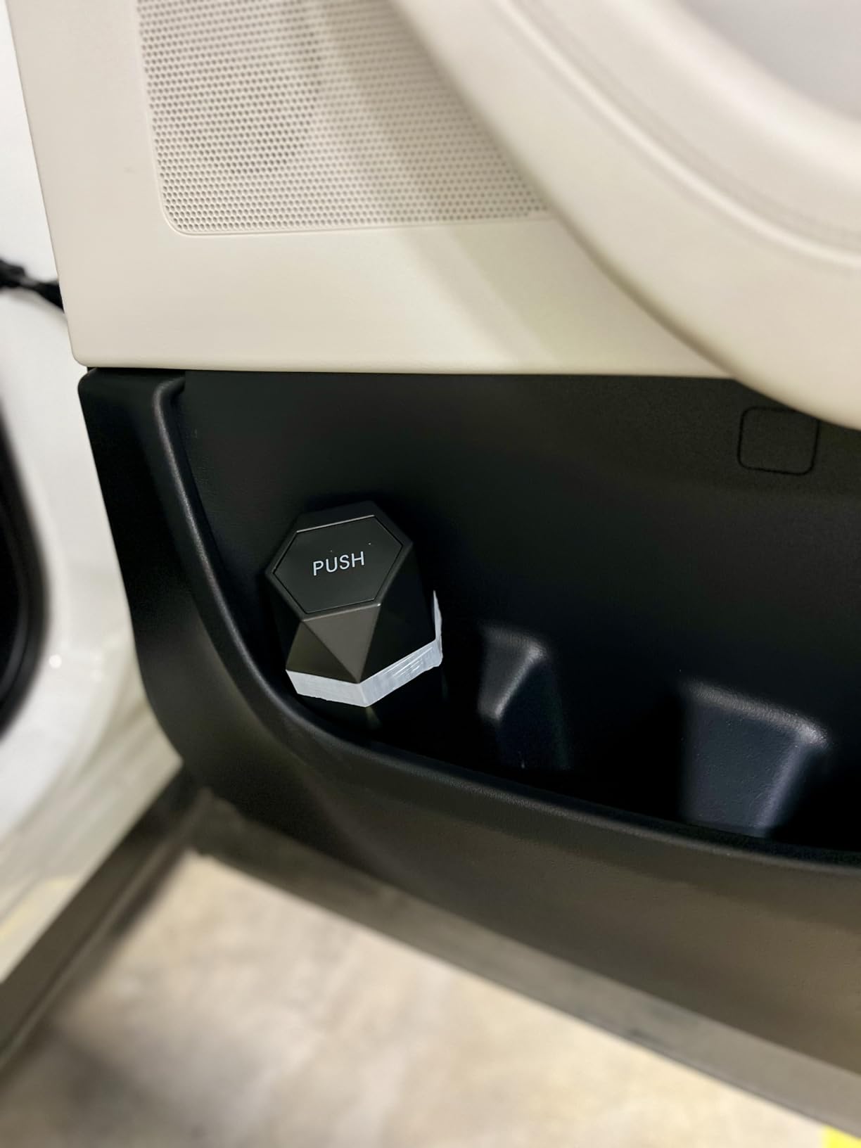 HOTOR Car Trash Can with Lid - 2 Pack, Car Accessories for Interior, Leakproof Vehicle Garbage Can with 30 Attached Trash Bags, Multipurpose Organizers and Storage for Home, Office, Black customer photo 2