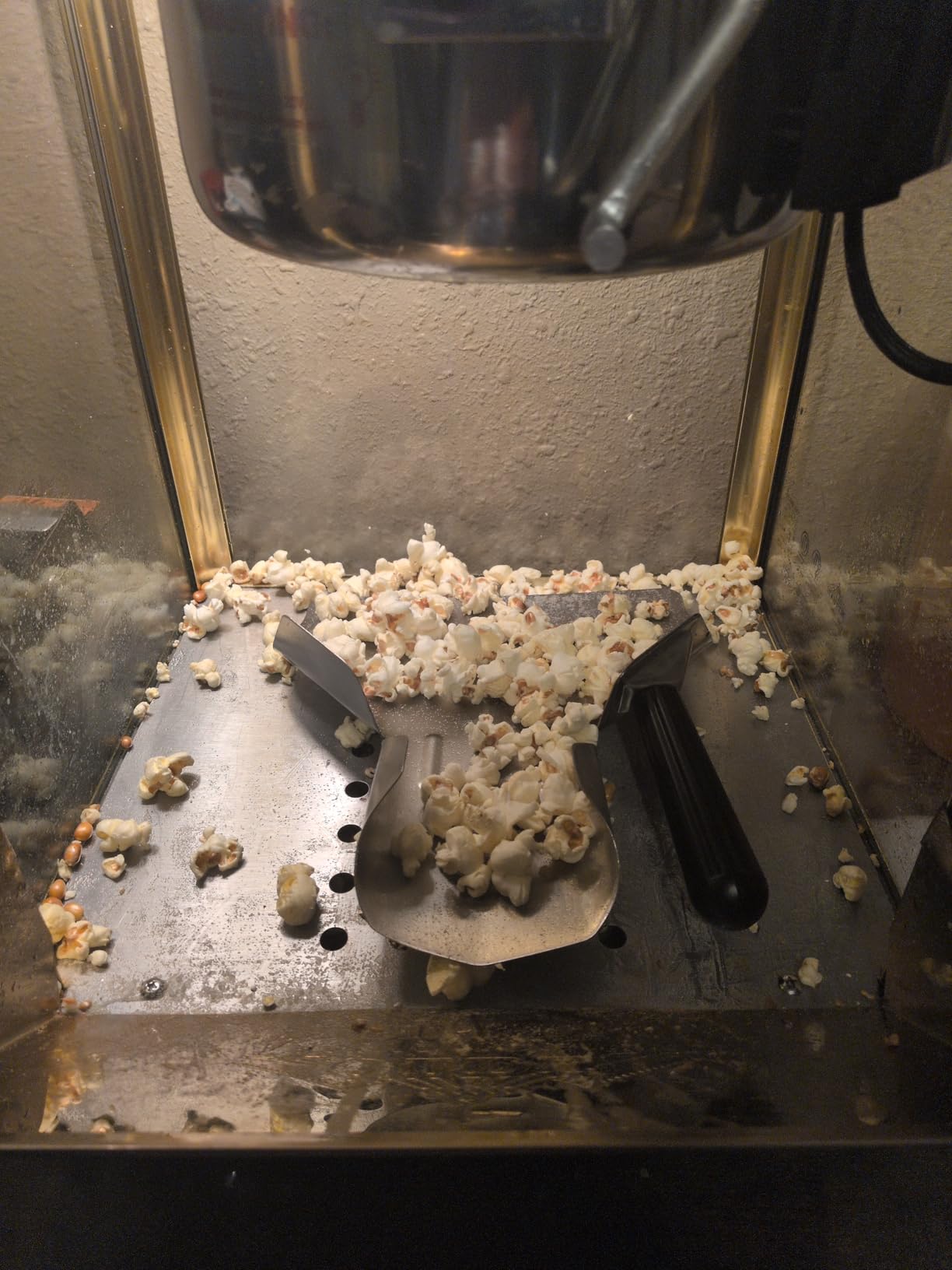 Olde Midway Movie Theater-Style Popcorn Machine Maker with Cart and 10-Ounce Kettle - Red, Vintage-Style Popper on Wheels customer photo 1