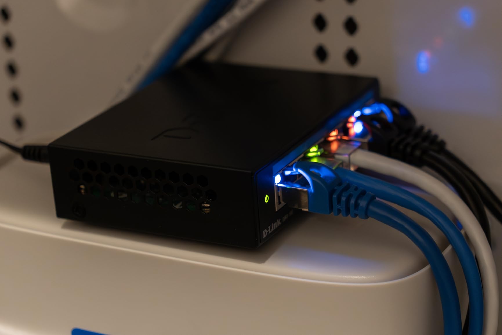 D-Link 5-Port 2.5GB Unmanaged Gaming Switch with 5 x 2.5G - Multi-Gig, Network, Fanless, Plug & Play (DMS-105),Black customer photo 1