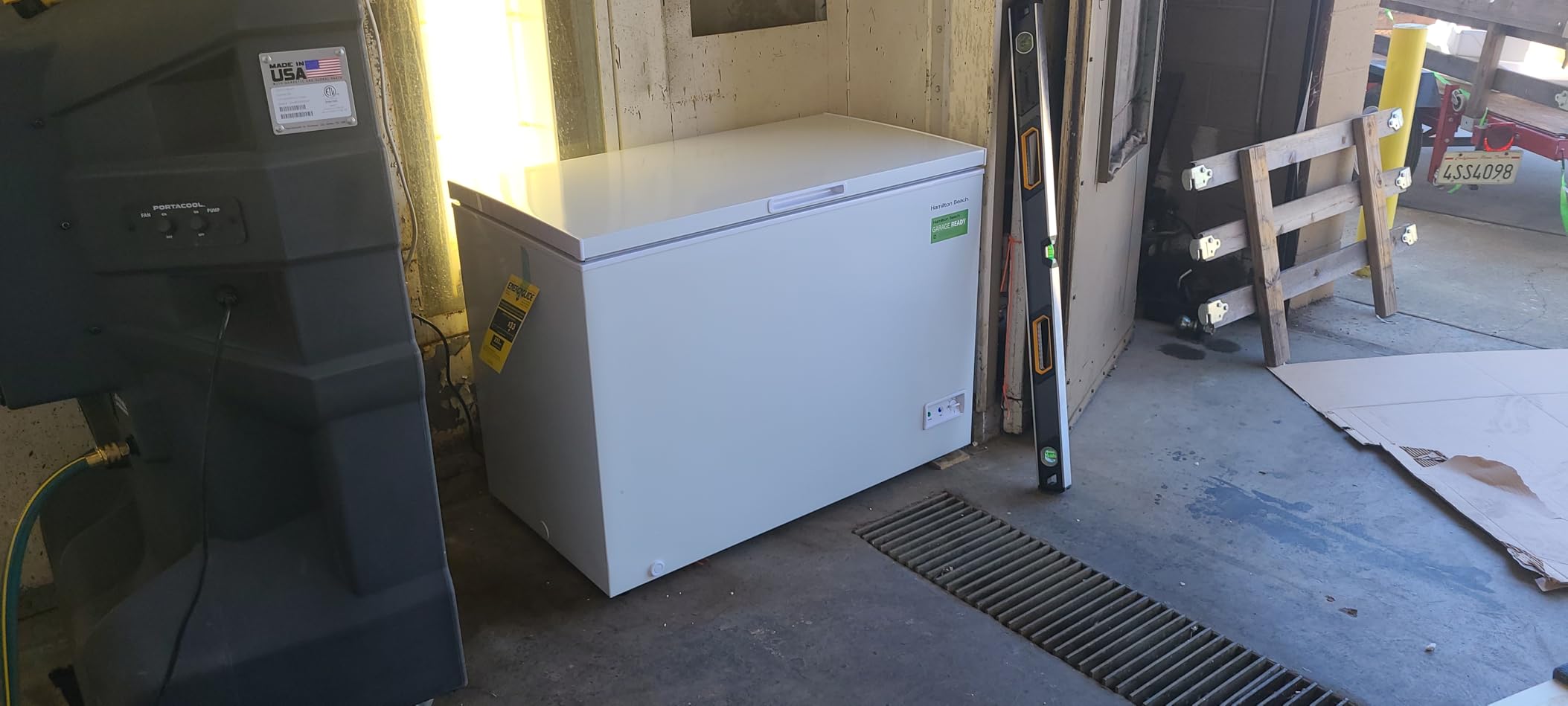 Hamilton Beach 17 cu ft Chest Deep Freezer - White, GARAGE READY Food for Large Family, Storage Basket, Space-Saving Flat Back, Stay-Open Lid, Front-Access Drain, for Basement, Laundry Room, Cottage customer photo 1