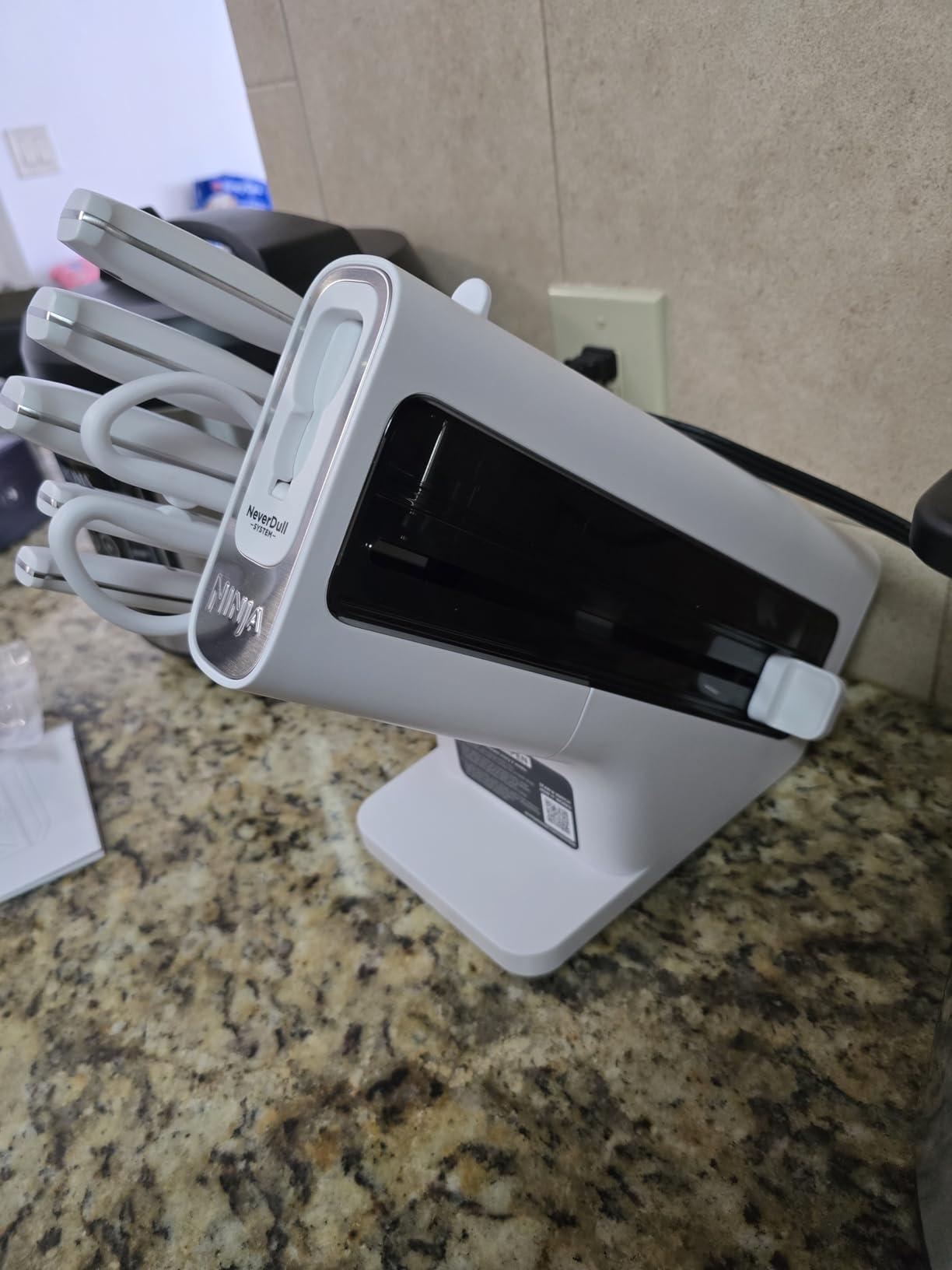 Ninja K12007WHBN NeverDull 7-Piece Prep Knife System, Essential, High Carbon Stainless Steel, Built-in Sharpener, White customer photo 1