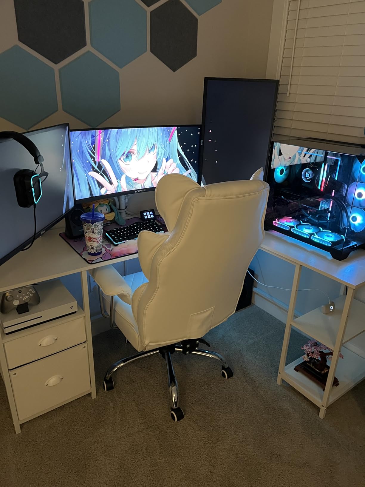 VIVO Triple Pneumatic Monitor Mount for 3 Screens up to 32 inches, Fully Adjustable, Heavy Duty Desk Stand with C-Clamp Grommet, Black, STAND-V300G customer photo 2