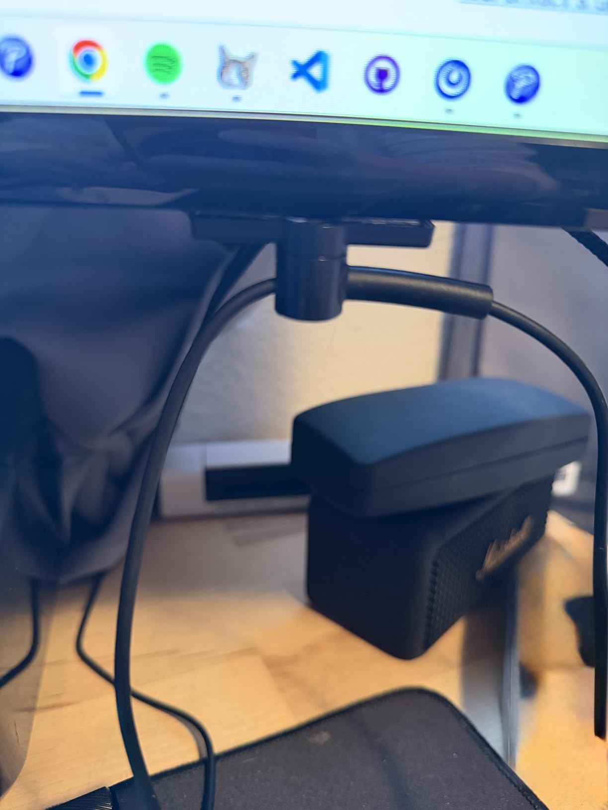 Pulsar Gaming Gears - Micro Bungee ES : Drag-Free Wired Mouse Support - Free Motion on Your Desk - Super Compact Size - Attach it to Your Monitor - Get More Space (Single Pack) customer photo 1