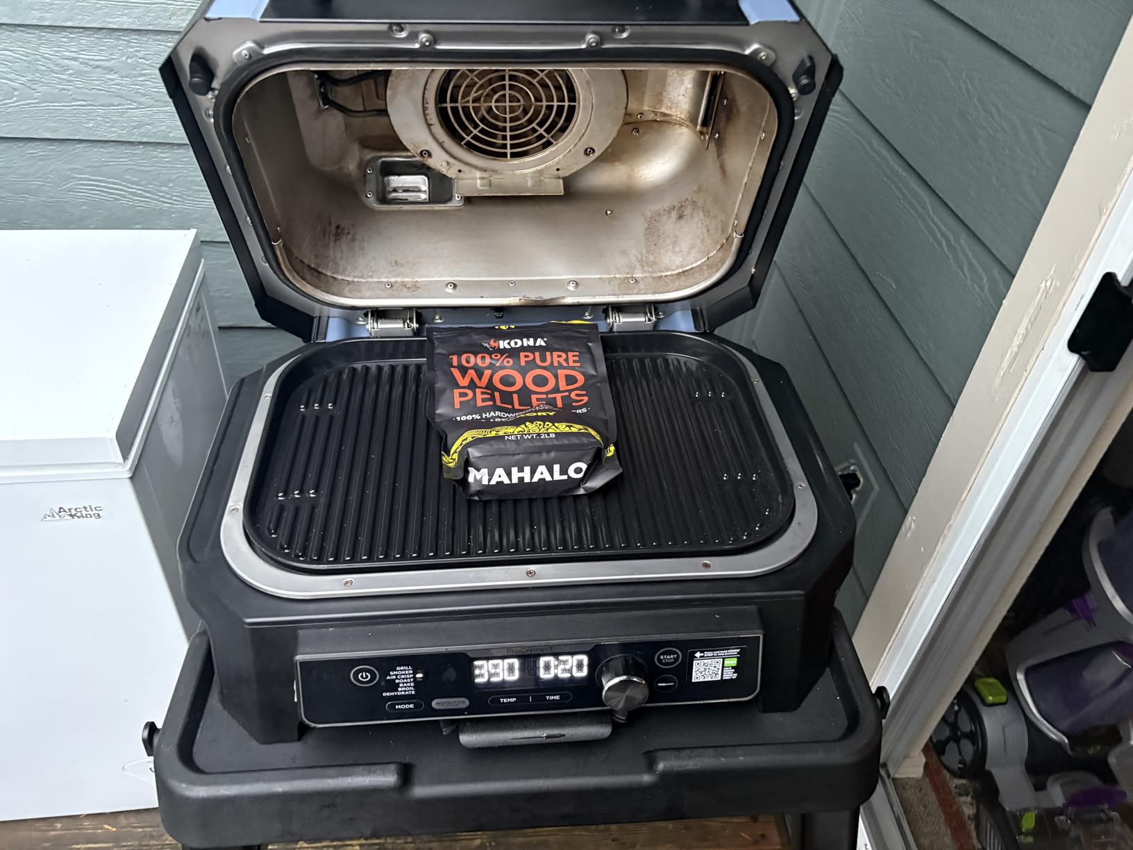 Ninja | Grill & Smoker | Outdoor Woodfire Pro XL | 4 in 1 Grill, BBQ Smoker, Air Fryer & Bake | Portable | Includes Built in Thermometer & 2 Woodfire Pellet Packs | Dark Grey | OG850 customer photo 1