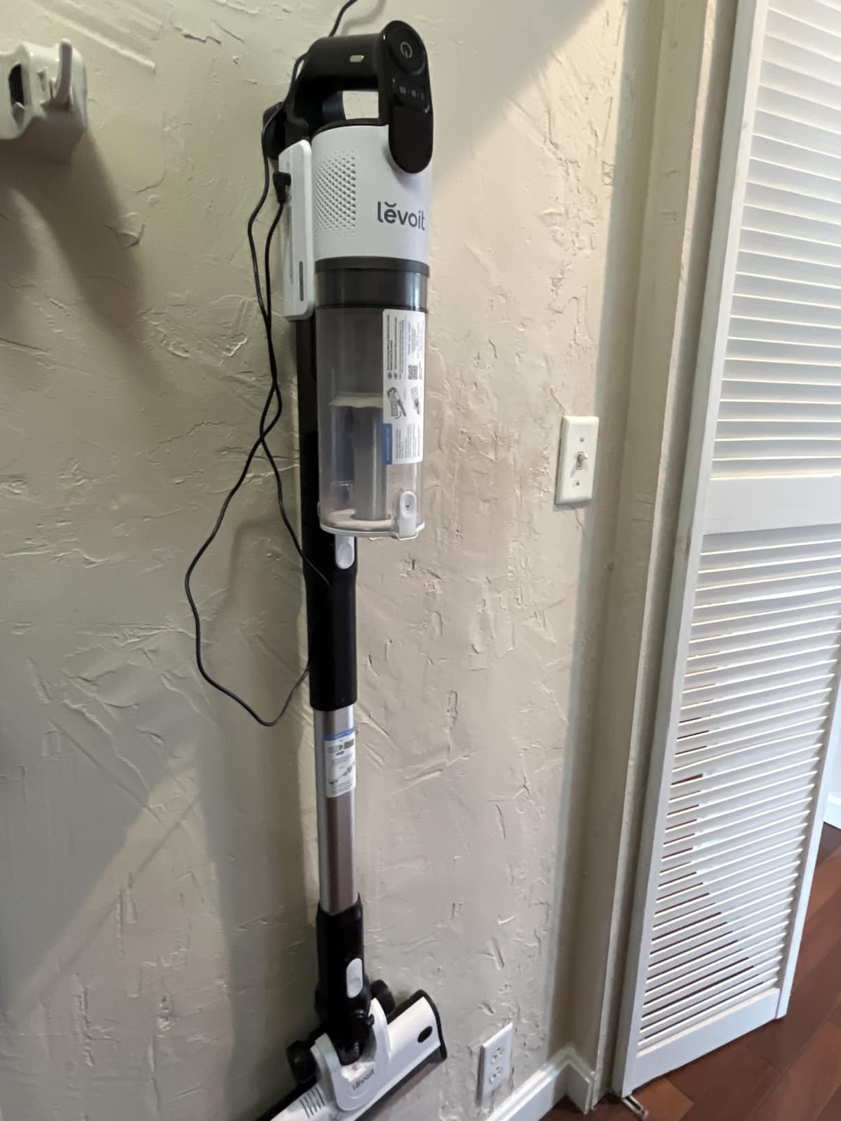 LEVOIT Cordless Vacuum Cleaner, Stick Vac with Tangle-Resistant Design, Up to 50 Minutes, Powerful Suction, Rechargeable, Lightweight, and Versatile for Carpet, Hard Floor, Pet Hair, LVAC-200 customer photo 1