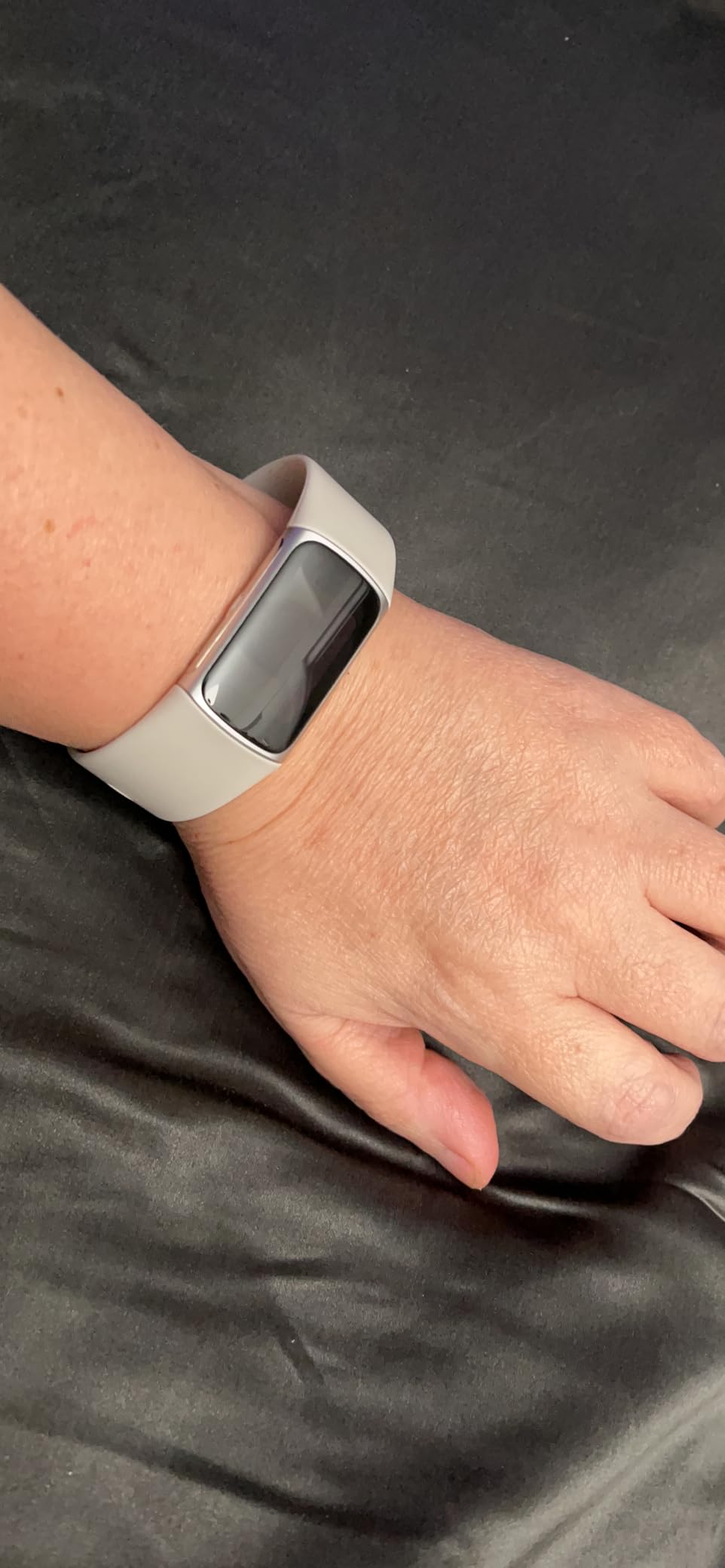 Charge 6 Fitness Tracker with Google apps, Heart Rate on Exercise Equipment, 6-Months Premium Membership Included, GPS, Health Tools and More, Obsidian/Black, One Size (S & L Bands Included) customer photo 2