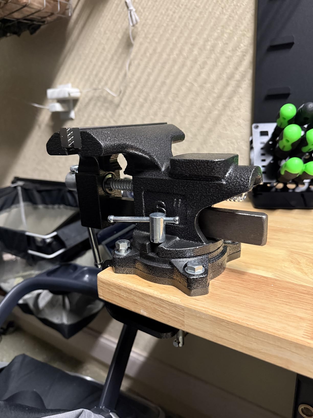 6-Inch Bench Vise, Vice for Workbench with Heavy Duty Forged Steel Construction, Built-in Pipe Jaw and Swivel Base, Table Vise for Woodworking, Home Workshop Use and DIY Job customer photo 1