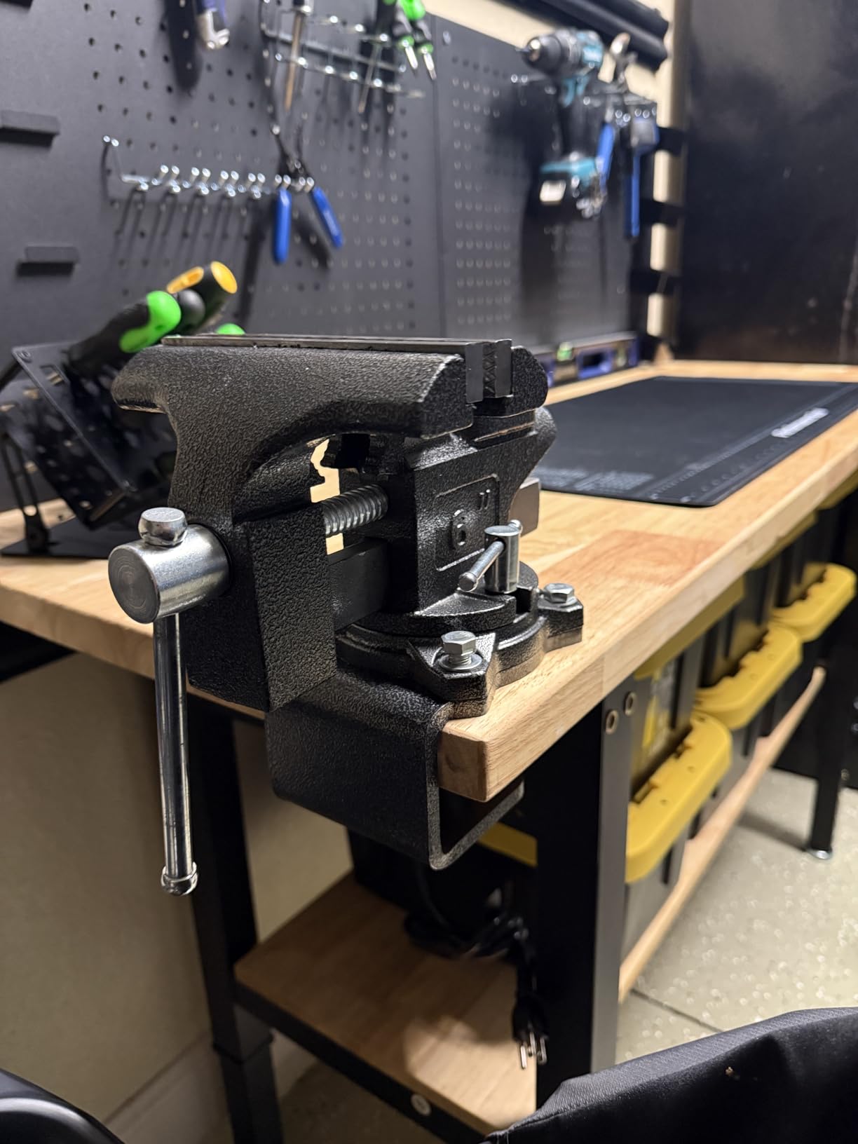 6-Inch Bench Vise, Vice for Workbench with Heavy Duty Forged Steel Construction, Built-in Pipe Jaw and Swivel Base, Table Vise for Woodworking, Home Workshop Use and DIY Job customer photo 2