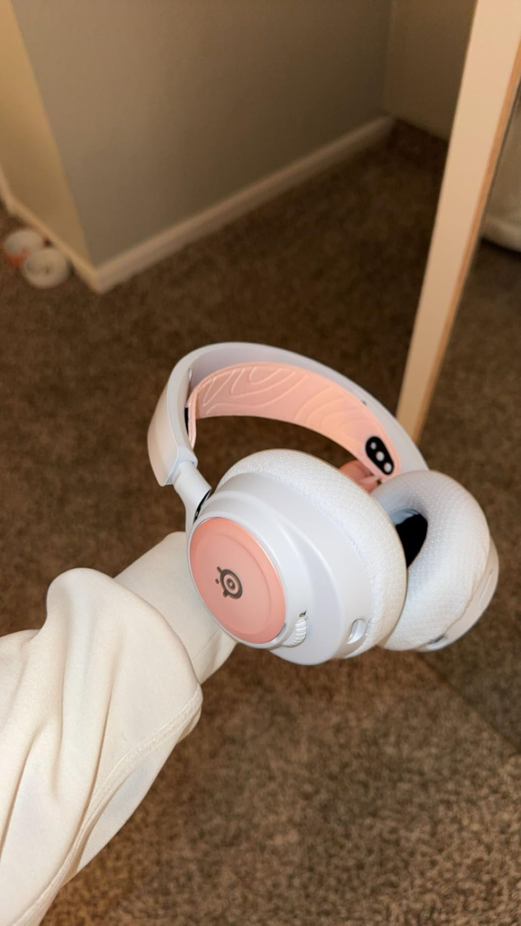 SteelSeries Arctis Nova 7P Wireless Multi-Platform Gaming Headset - Neodymium Magnetic Drivers - 2.4GHz + Bluetooth - 38Hr USB-C Battery - Gen2 AI Mic - PlayStation, PC, Switch, VR, Mobile - White customer photo 1