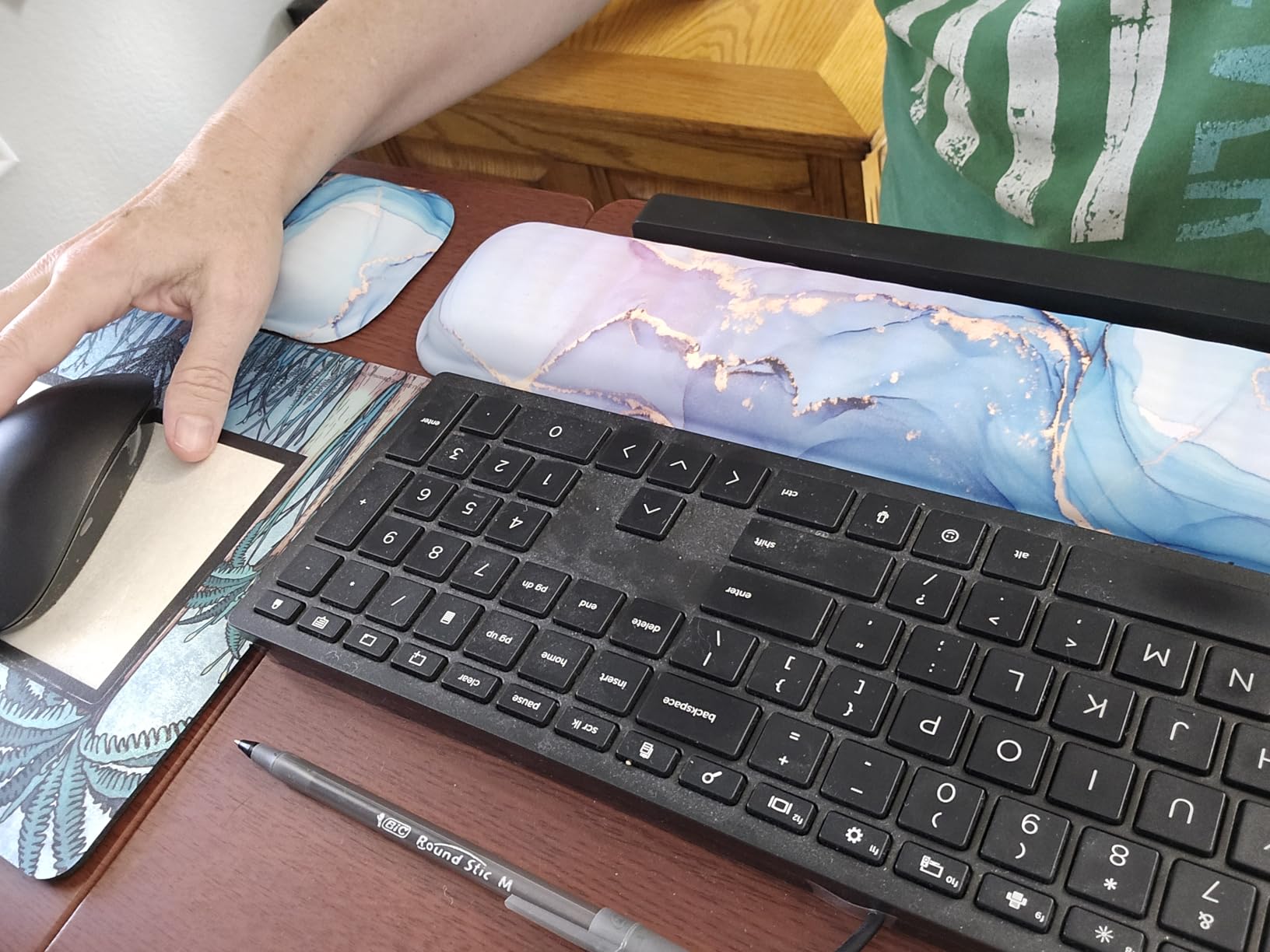 MEKASS Ergonomic Wrist Rest for Keyboard and Mouse, Soft Memory Foam Keyboard Wrist Rest Set with Non-Slip Silicone Base, Easy Typing, Pain Relief, Comfort for Office, Work, Gaming (Classic Black) customer photo 1