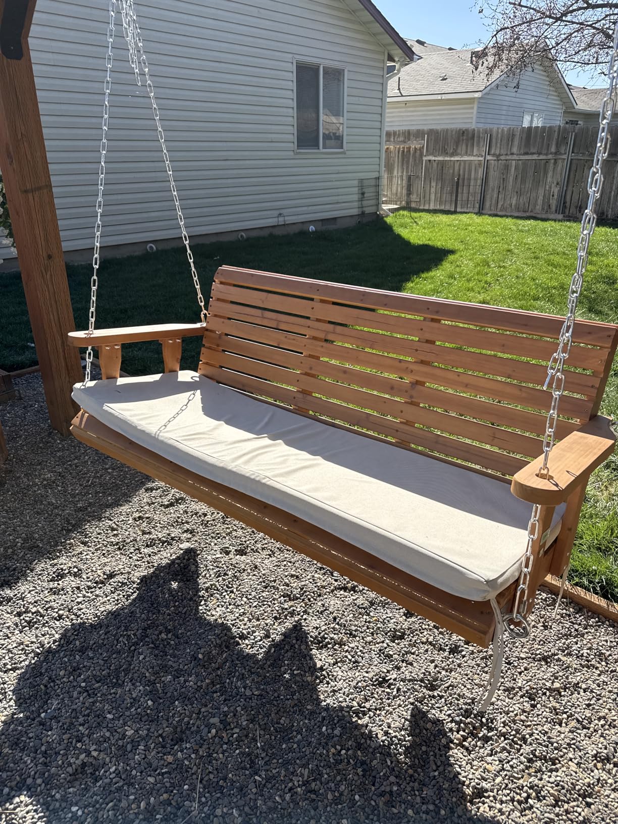 VINGLI Heavy Duty 880 LBS Patio Wooden Porch Swing Outdoor with Extra Cushion, Farmhouse Hanging Bench Tree Swing with Adjustable Chains for Yard | Garden | Lawn | Balcony (5 FT, Rustic) customer photo 1