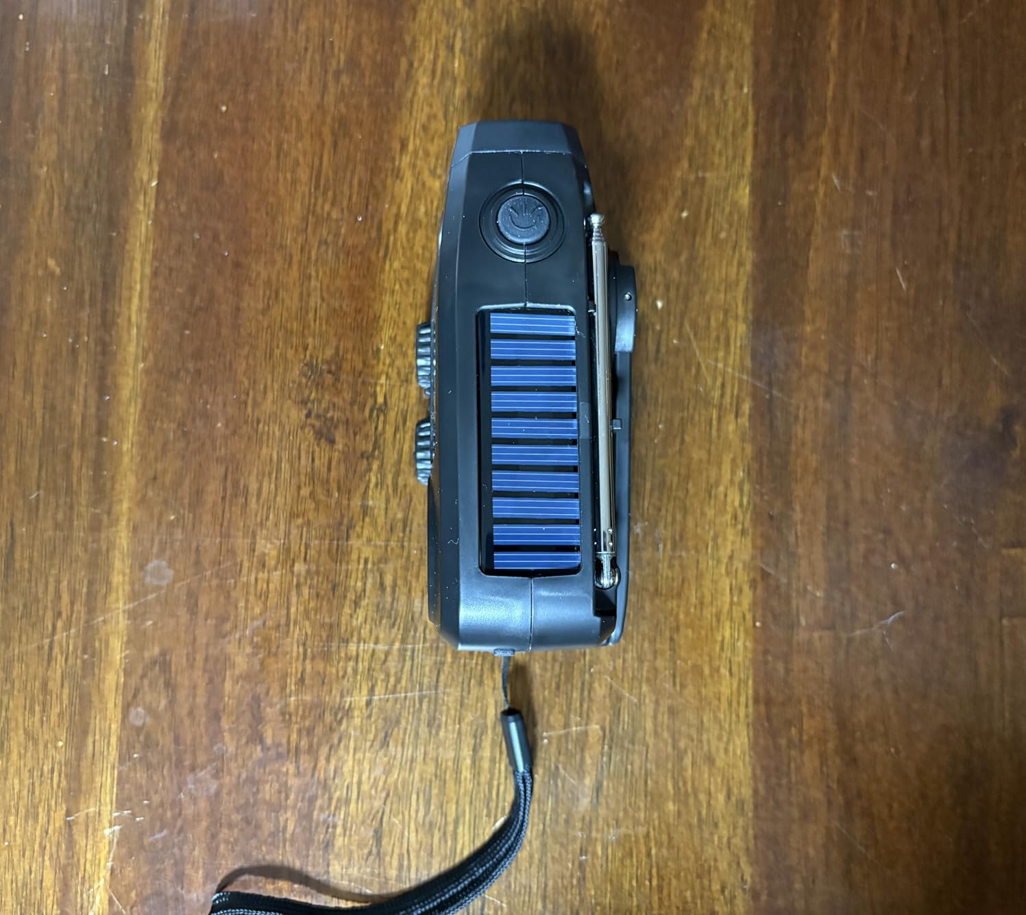 086S Hand Crank Emergency Radio - 2000mAh/7400mWh AM/FM/NOAA Solar Hand Crank Emergency Radio with 3 LED Flashlight, SOS Function for Emergencies, Camping - Red customer photo 2