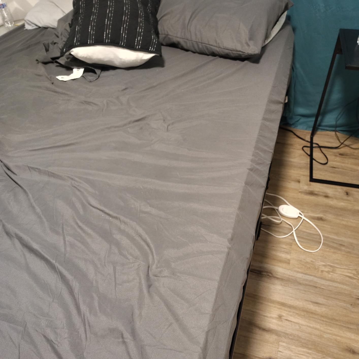 Queen Sheet Set - Brushed Microfiber - Ultra Soft Bed Sheets for Queen Size Bed Set - Deep Pocket, Wrinkle & Fade Resistant - Includes 1 Fitted, 1 Flat, 2 Pillowcases (Grey) customer photo 1