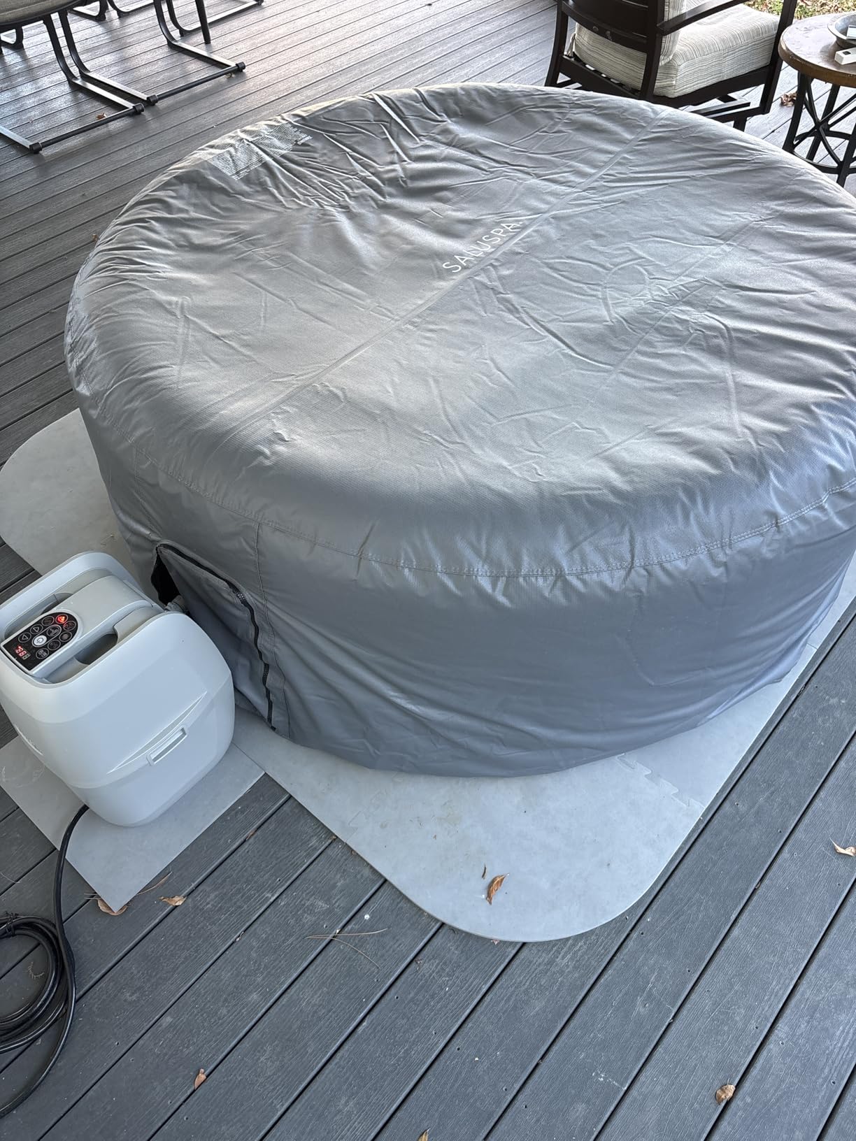 Bestway SaluSpa Honolulu 4 to 6 Person Inflatable Hot Tub, Round Energy-Efficient Portable Outdoor Spa with 140 AirJets, 77