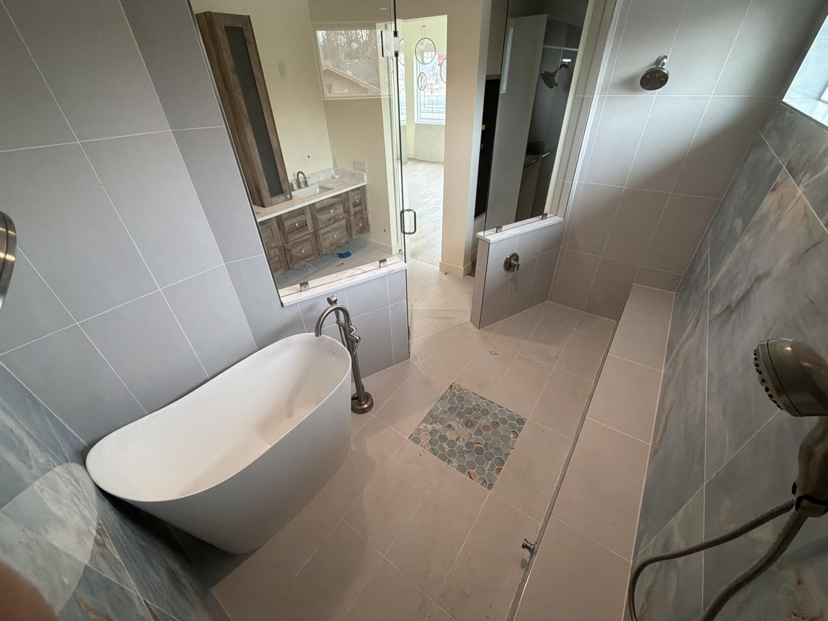 51'' Japanese Soaking Tub Freestanding Bathtub Resin Stone Bathtubs Deep soaking Tub with Overflow and Pop-up Drain - White customer photo 2