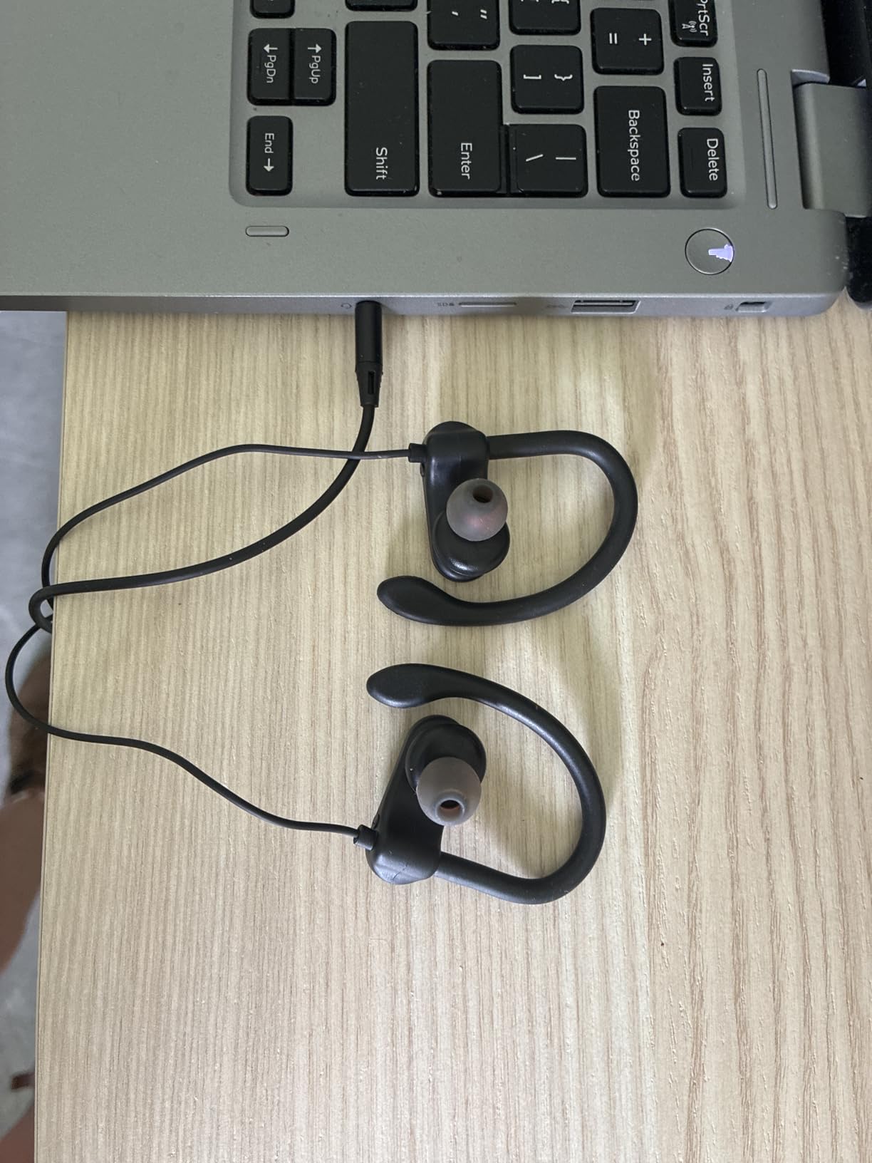 Wired 3.5mm in-ear Earbuds Headphones with Wrap-around Hooks, Gaming Headset & Boom Mic for Mobile & PC, Xbox Series X/ S, Xbox One, PS5, PS4, PlayStation, Switch [Lightweight & Secure Fit] customer photo 1