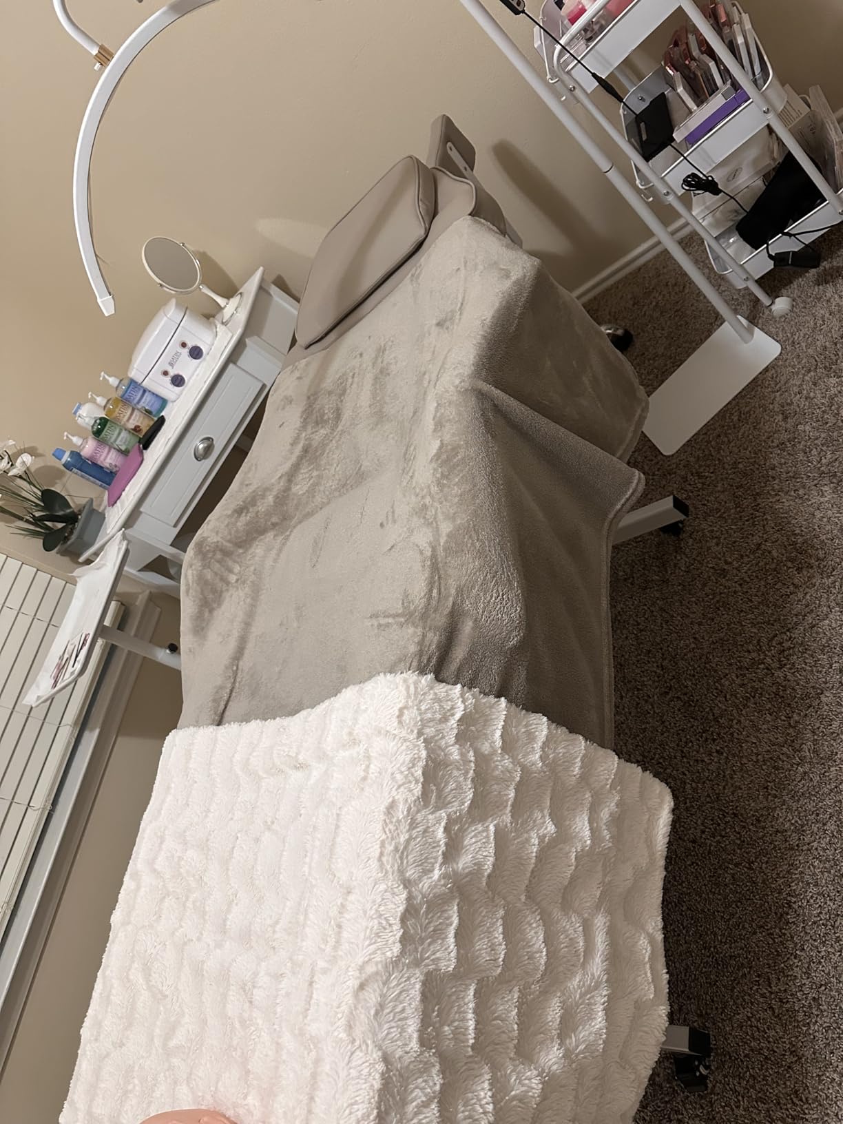 Facial Chair Tattoo Chair for Client Adjustable 3-Section Multipurpose with Hydraulic Stool for Esthetician Beauty Spa Tattoo Eyelash Equipment White customer photo 1