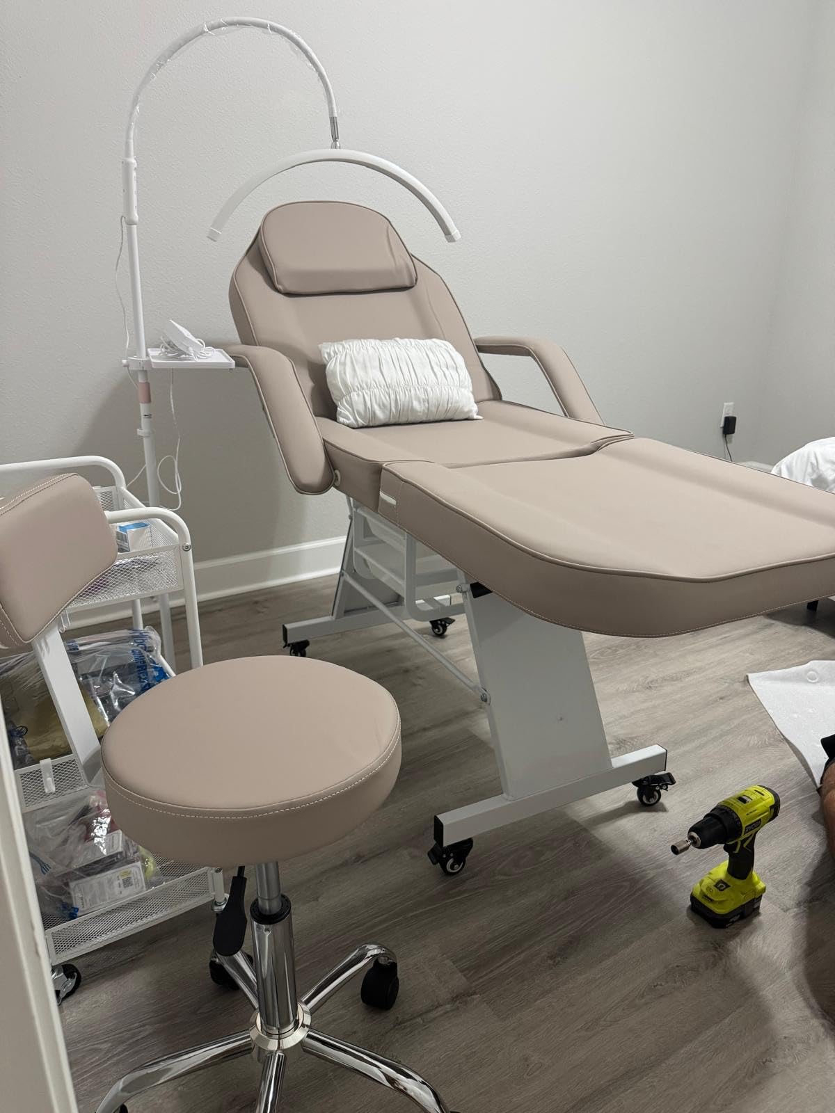 Facial Chair Tattoo Chair for Client Adjustable 3-Section Multipurpose with Hydraulic Stool for Esthetician Beauty Spa Tattoo Eyelash Equipment White customer photo 2