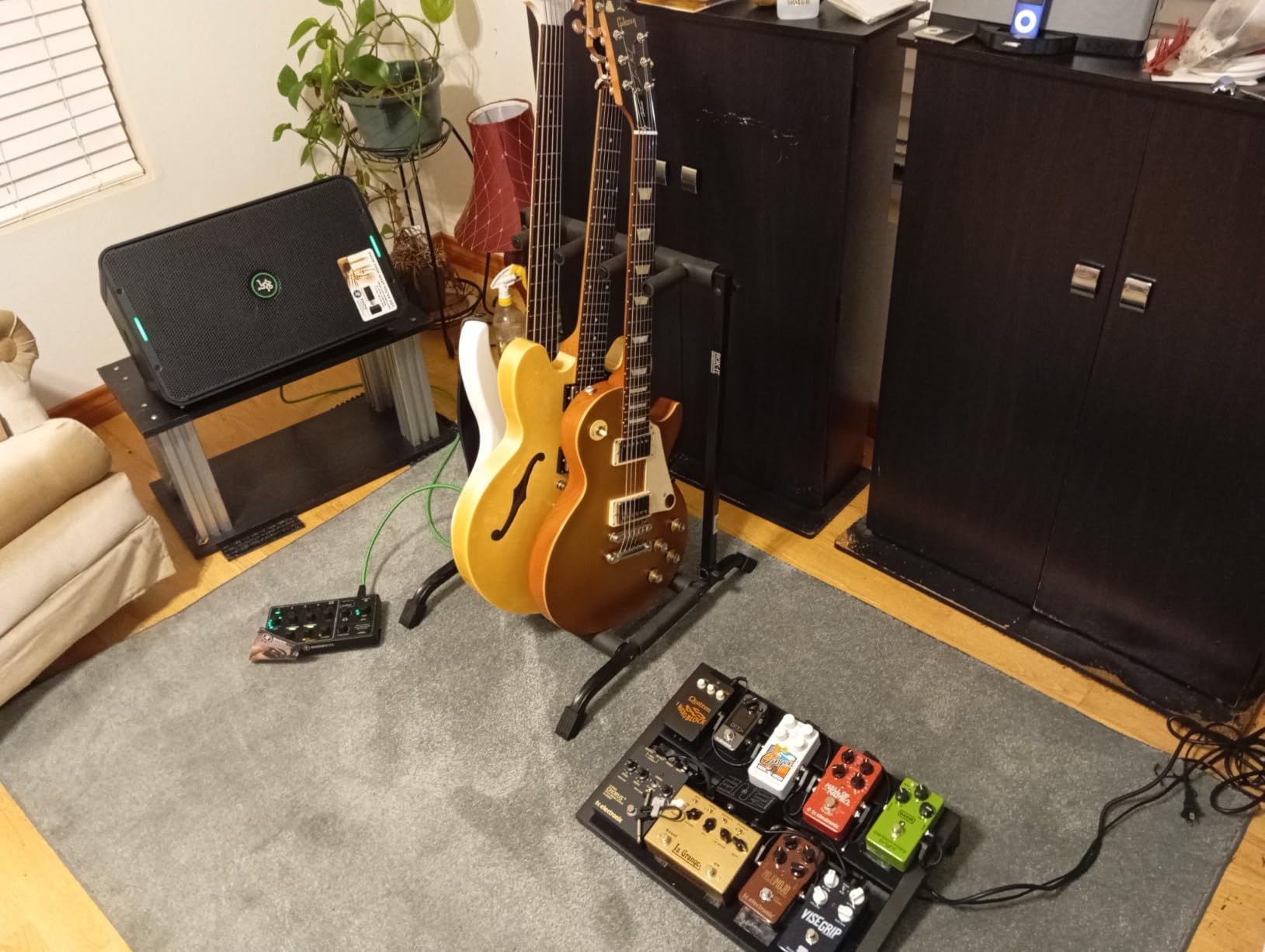 Mackie ShowBox Battery-Powered All-in-One Live Performance Rig with Breakaway Controller, 6-Channel Mixer, 400W Amp, Portable PA System, FX, SD Card, Bluetooth and USB-C Interface customer photo 1