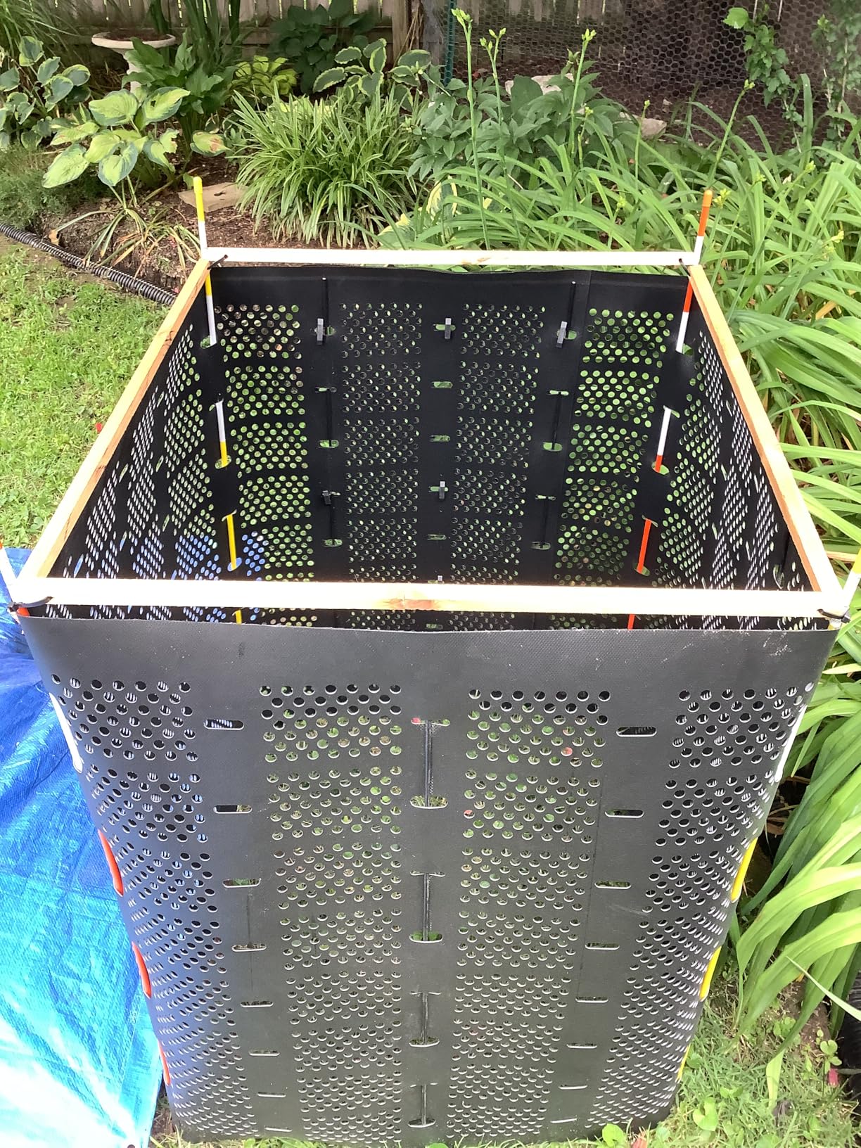 VEVOR Garden Compost Bin 80 Gallon, BPA Free Composter, Large Capacity Outdoor Composting Bin with Top Lid and Bottom Door, Easy Assembling, Lightweight, Fast Creation of Fertile Soil customer photo 1