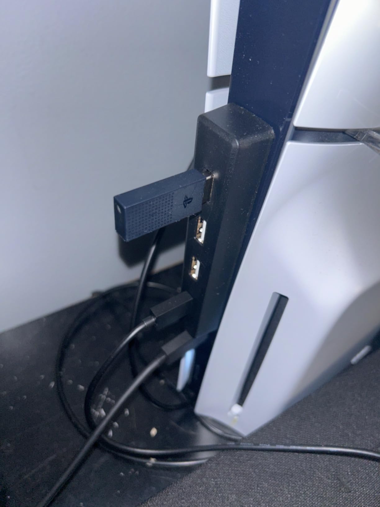 Mcbazel USB Hub for PS5 Slim/PS5 Pro Console Only, 4 Ports 2.0 High-Speed Expansion Hub Charger Adapter Converter for PlayStation 5 Slim/Pro Disc and Digital Edition - Black customer photo 2