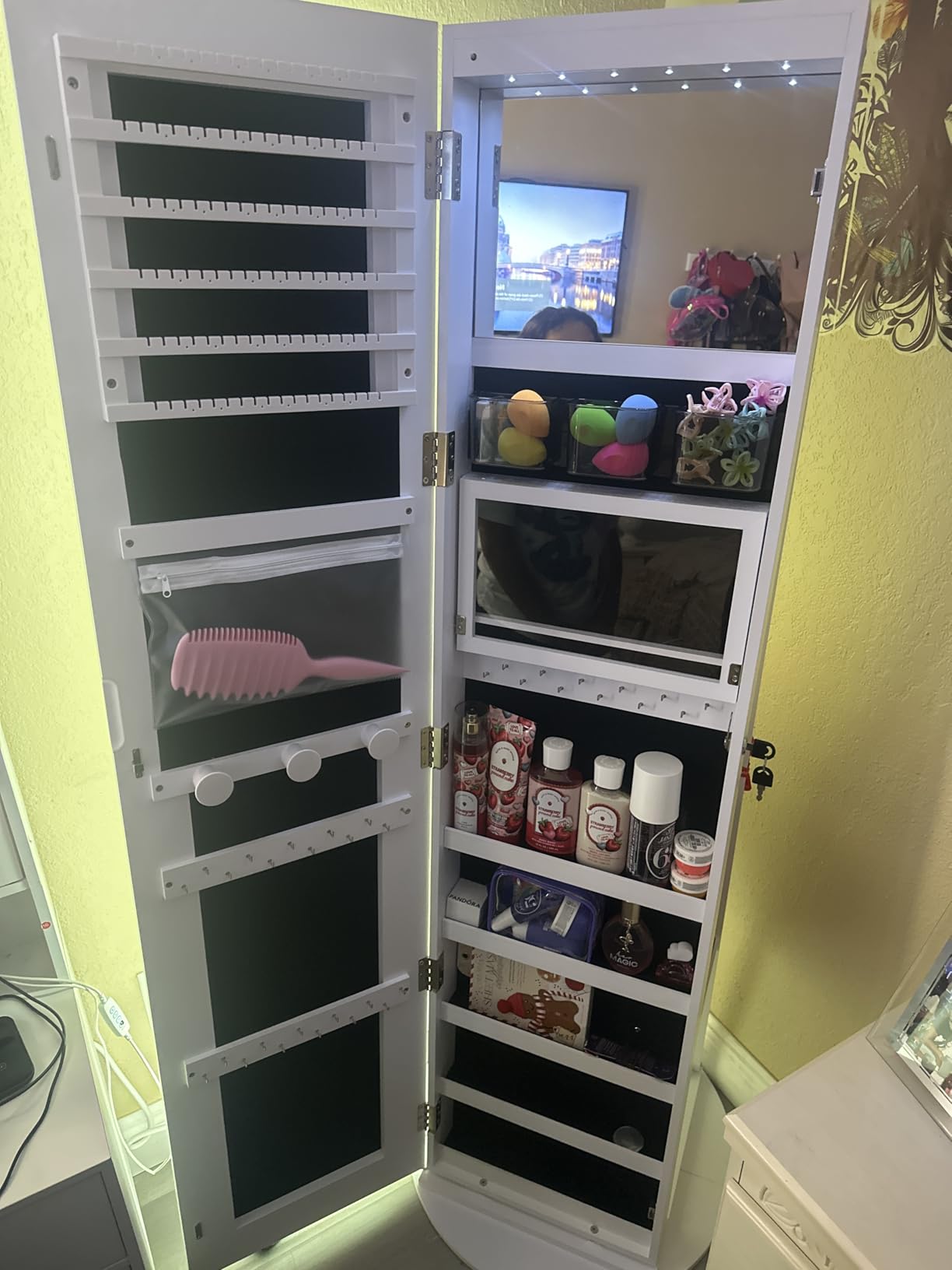 SONGMICS LED Jewelry Cabinet Standing, Lockable Armoire With Full-Length Mirror and Adjustable Lights, Space-Saving Organizer, Gift Idea, Ash Brown UJJC008K02 customer photo 2