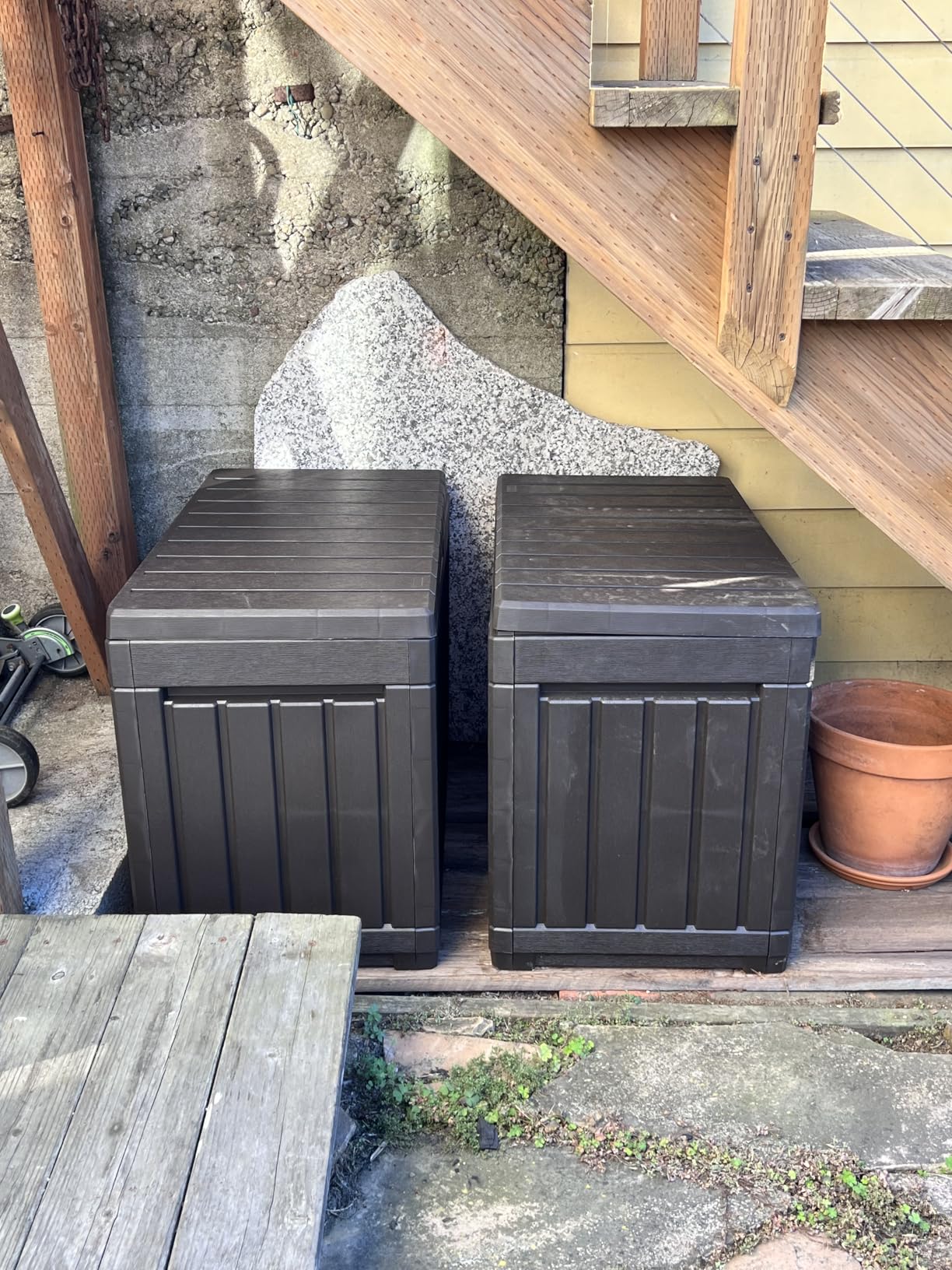 Keter Kentwood 50 Gallon Resin Deck Box for Outdoor Storage - Weather‑Resistant Balcony & Patio Box for Cushions, Throw Pillows & Garden Tools, Brown customer photo 1