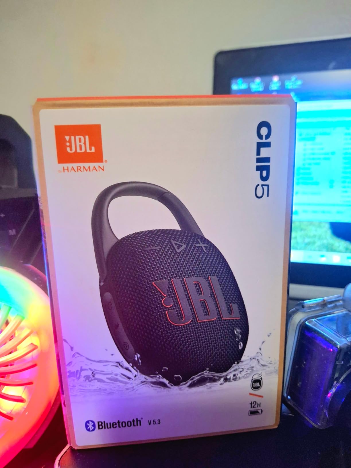 JBL Clip 5 - Ultra-Portable, Waterproof & Dustproof Bluetooth Speaker, Big JBL Pro Sound with Punchy bass, Integrated Carabiner, Up to 12 Hours of Play, Made in Part with Recycled Materials (Black) customer photo 1