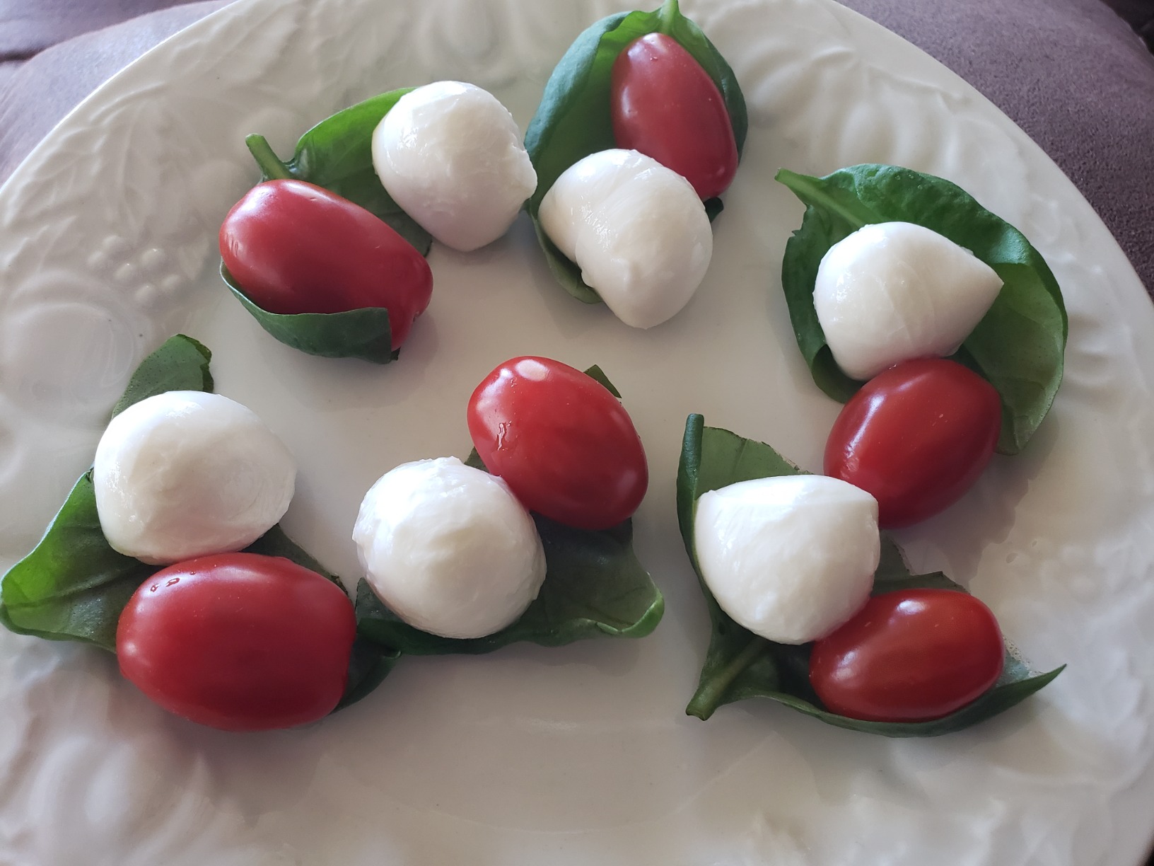 AeroGarden Harvest Lite in Cream, Soil-Free Indoor Hydroponic Garden with LED Grow Light for Year-Round Gardening of up to 6 Herbs and Vegetables customer photo 1