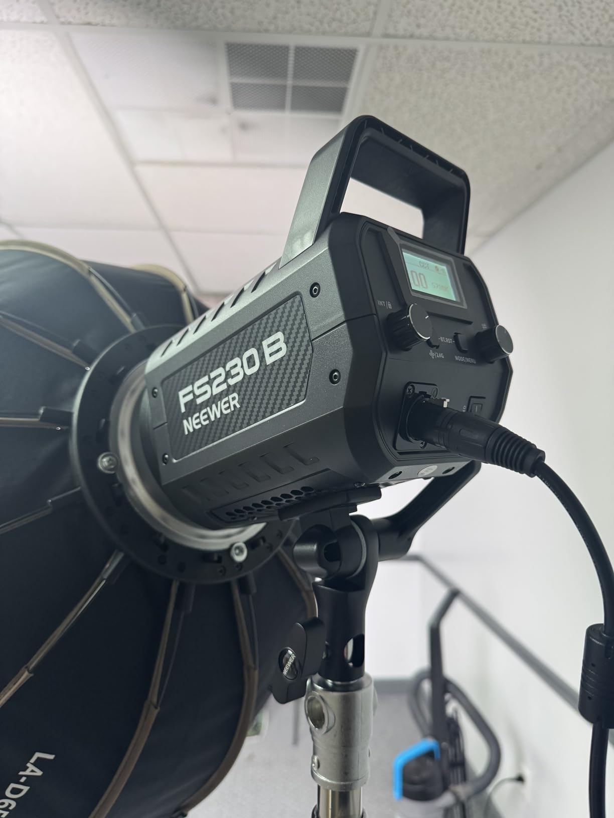 NEEWER FS230B LED Video Light 2.4G/APP Control, 230W Bi Color COB Silent Photography Continuous Output Lighting with 4 PWM Dimming Types, 110000lux/m, 2700K-6500K, CRI 97+, 12 Scenes, Bowens Mount customer photo 2